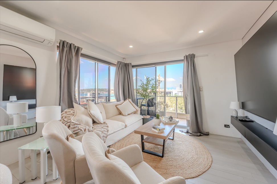 2 Bedroom Ocean Views & Walk to Freshwater & Manly photo 2