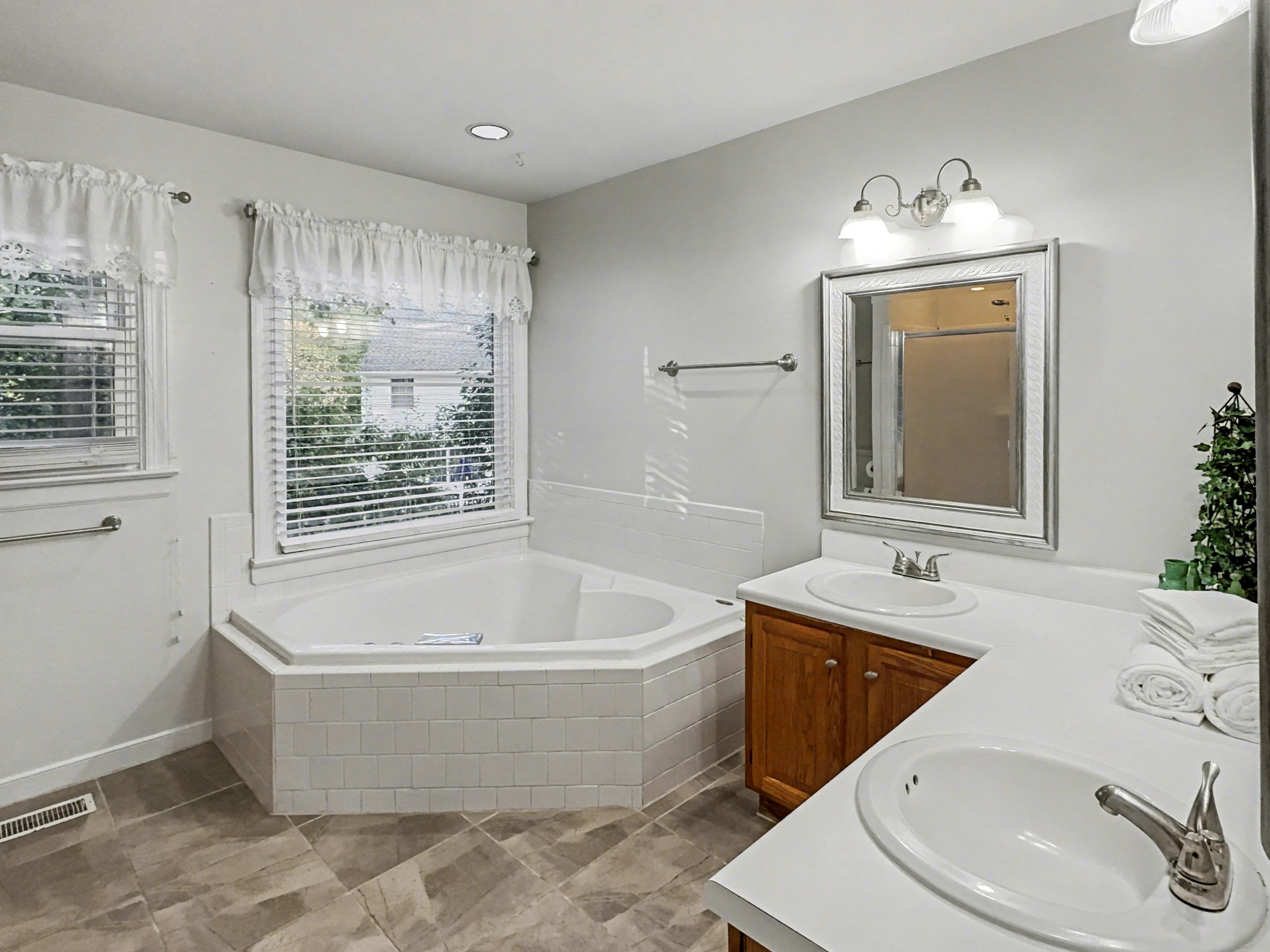 Extended Stays! Fenced Yard, Pet Friendly, Garage photo 4