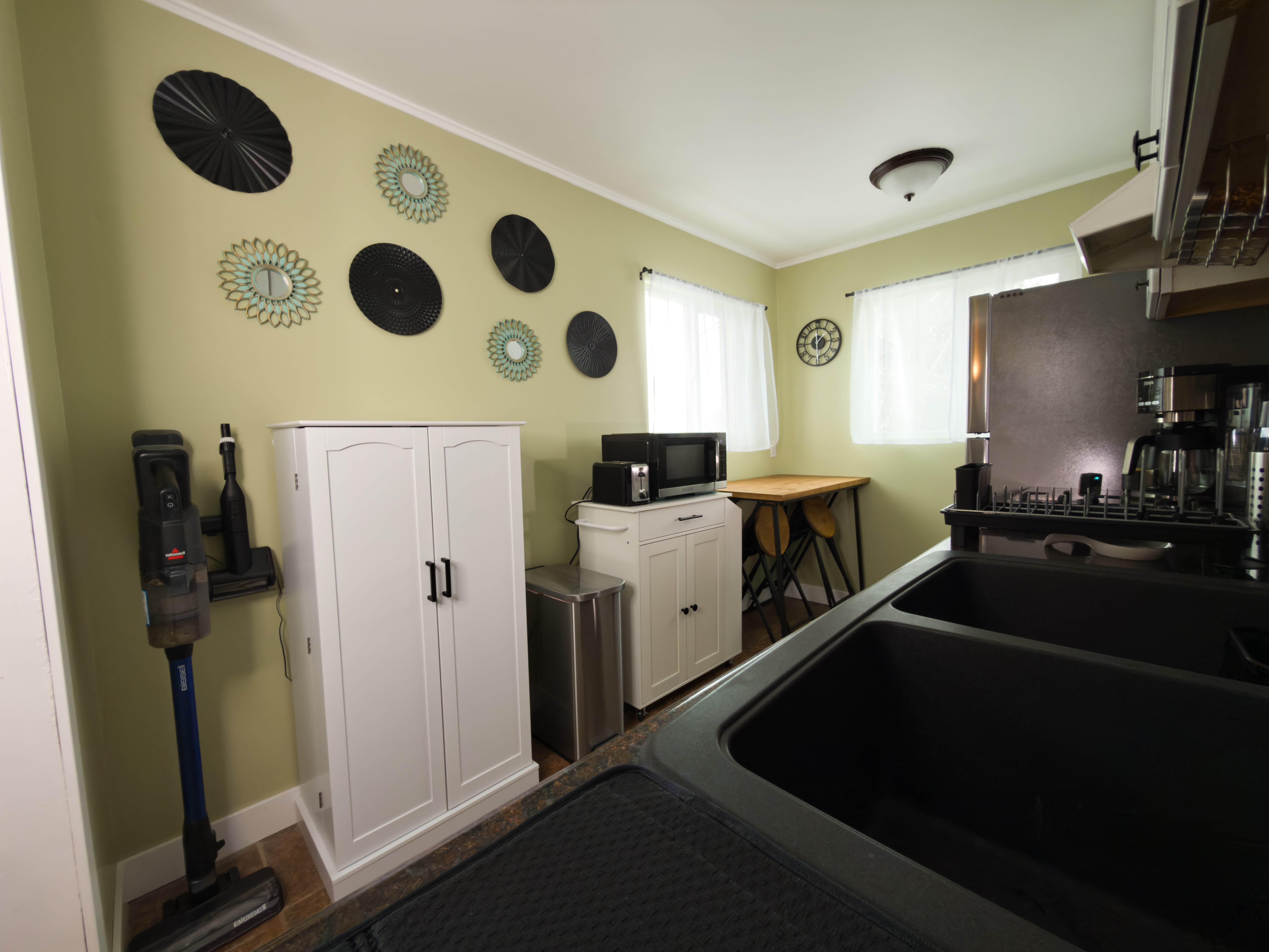 Newly renovated, fully furnished! photo 4