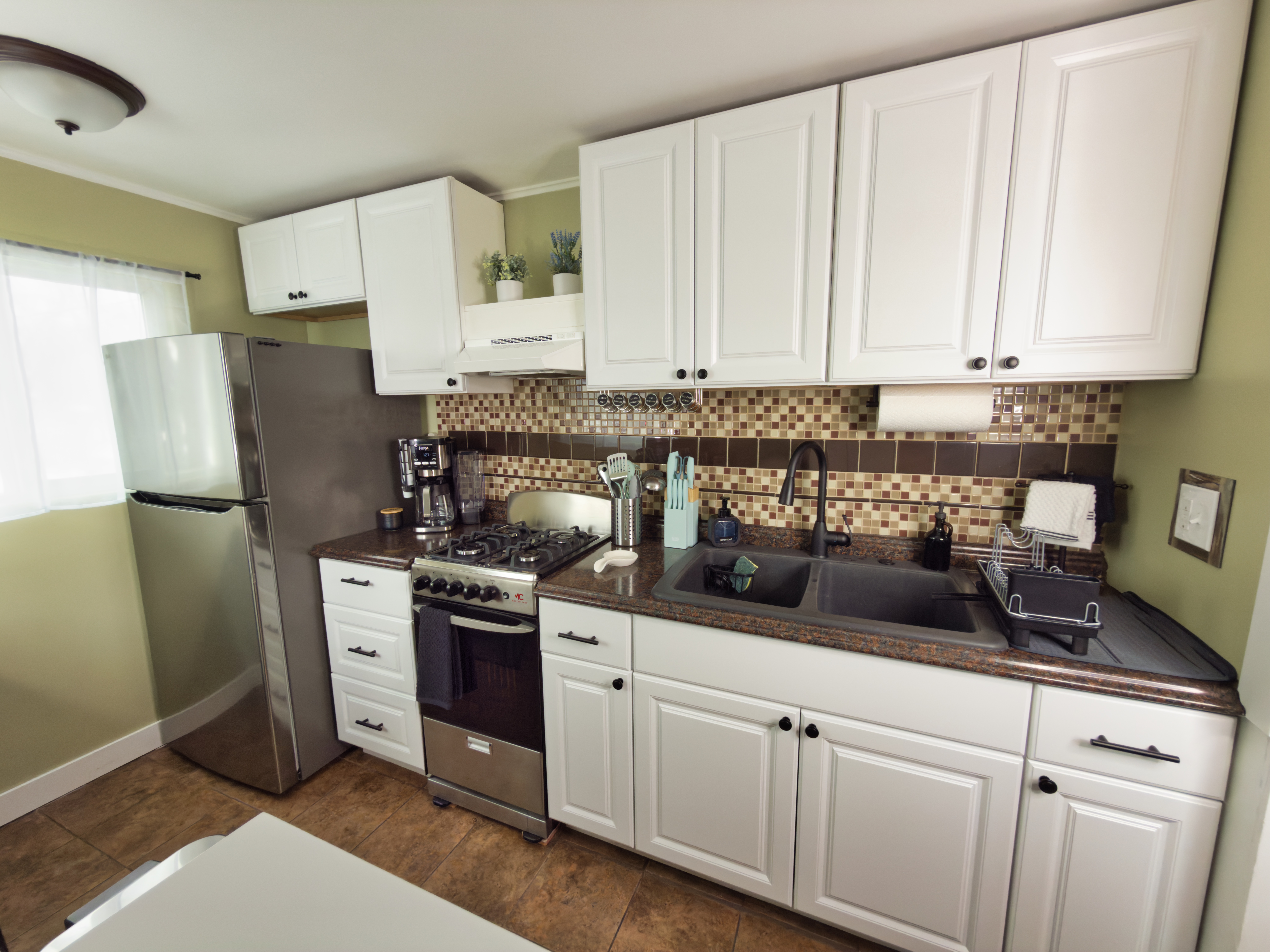Newly renovated, fully furnished! photo 3