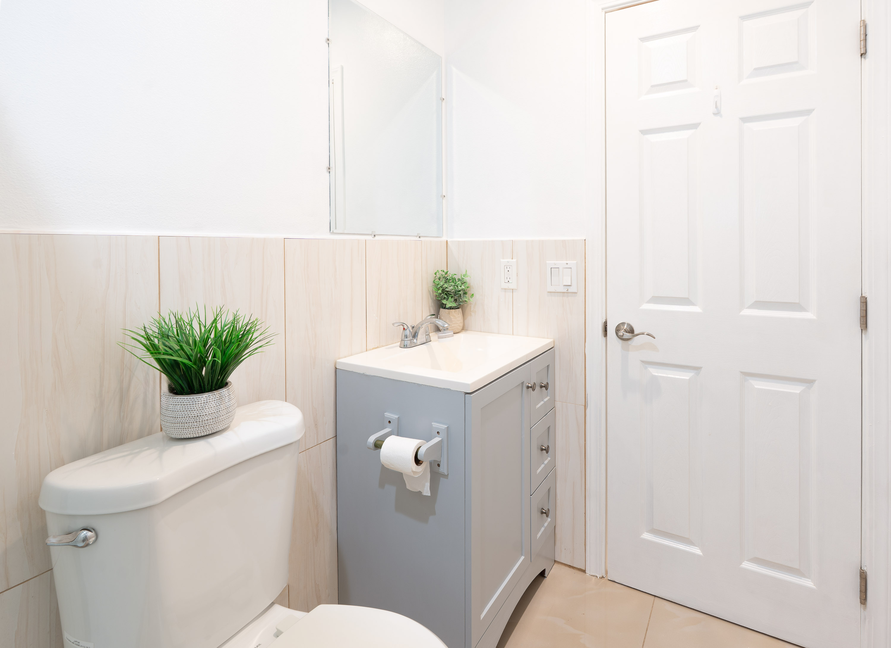Cozy Master Bedroom - 5 Minutes from Disneyland! photo 5