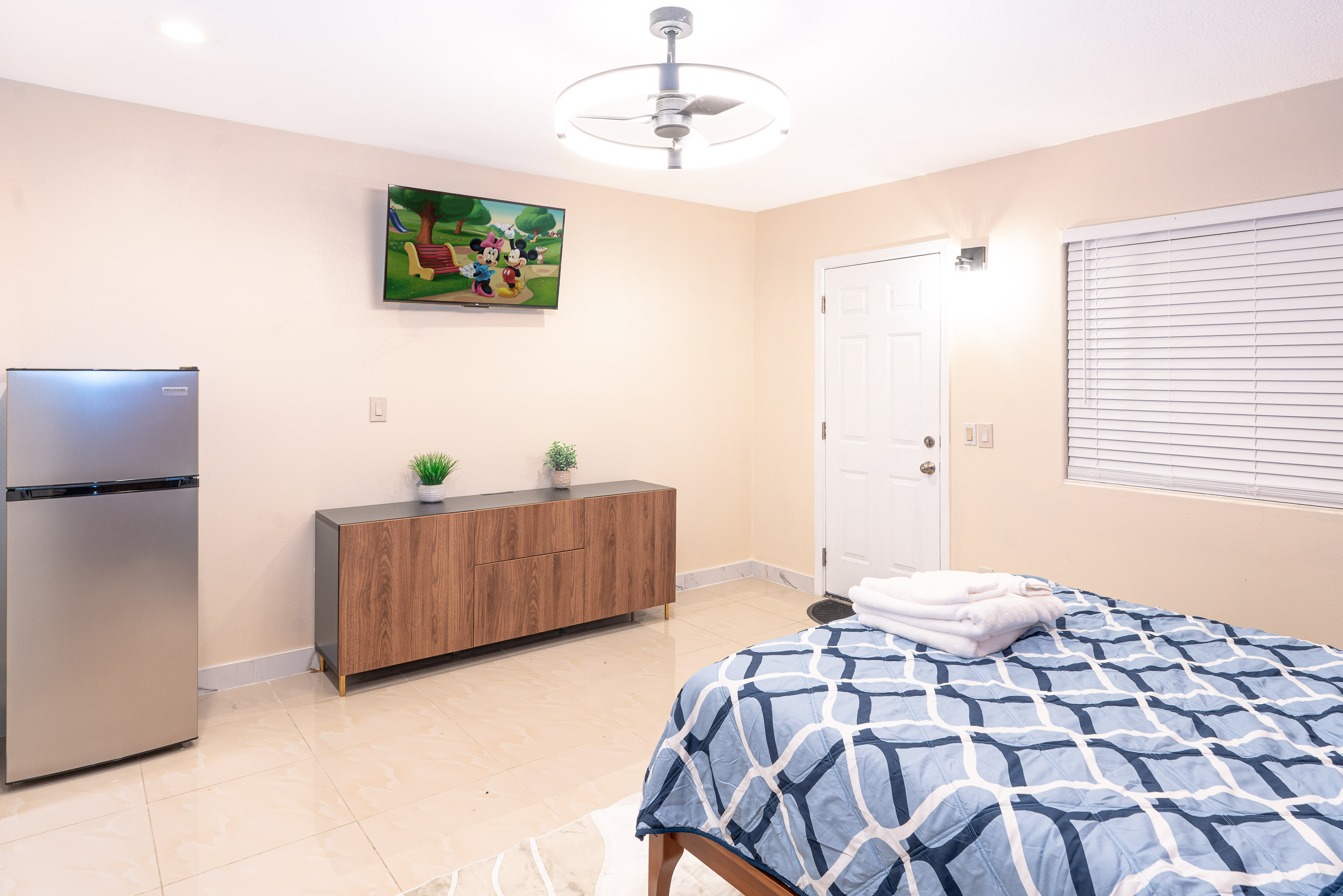Cozy Master Bedroom - 5 Minutes from Disneyland! photo 3