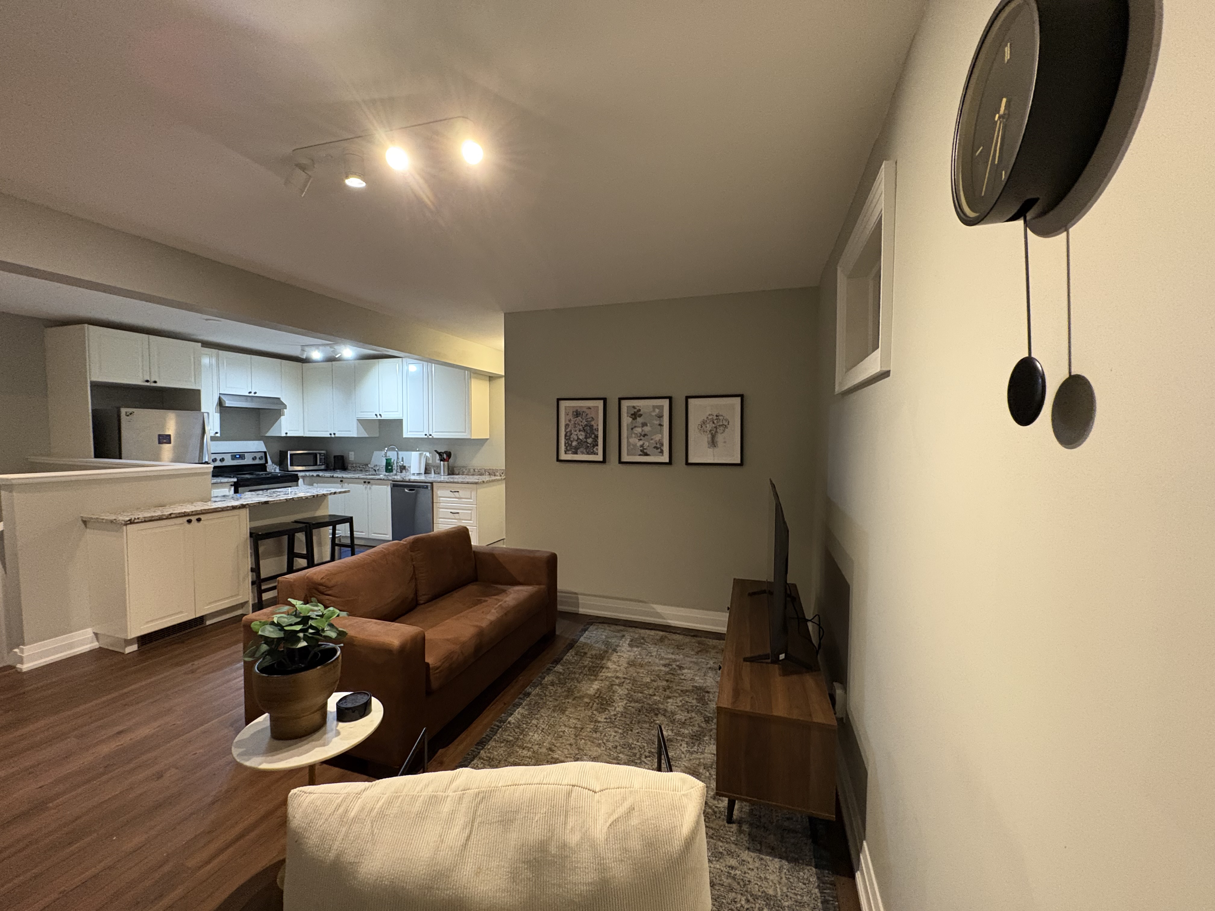 Cozy 2 Bed Suite in Toronto  photo 2