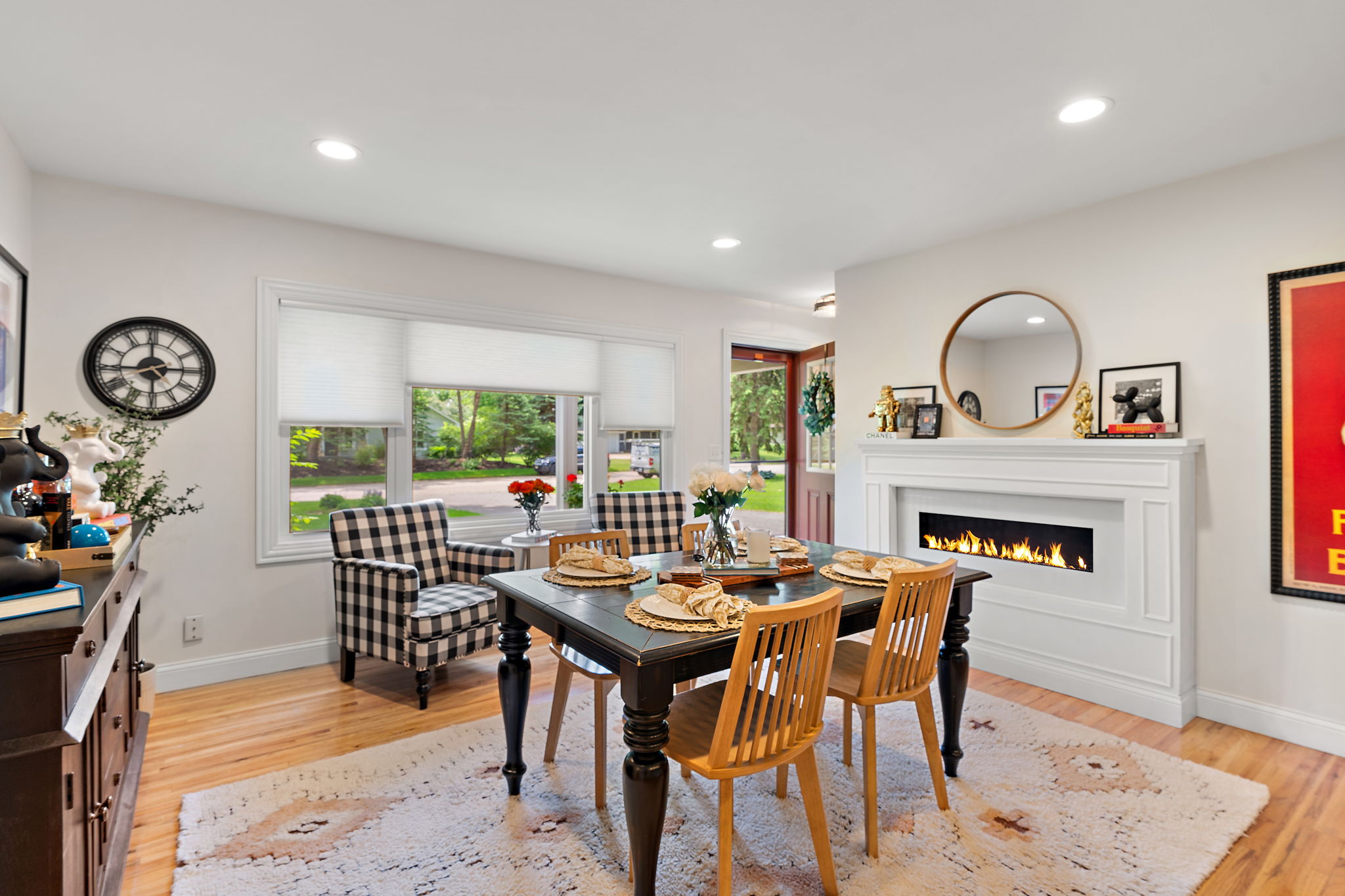 Chic Retreat  with Home Office & Gym photo 4