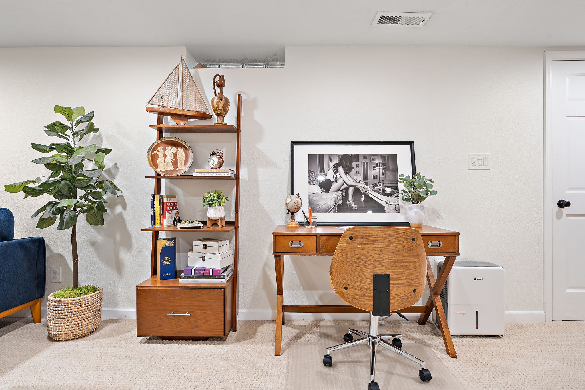 Chic Retreat  with Home Office & Gym photo 3