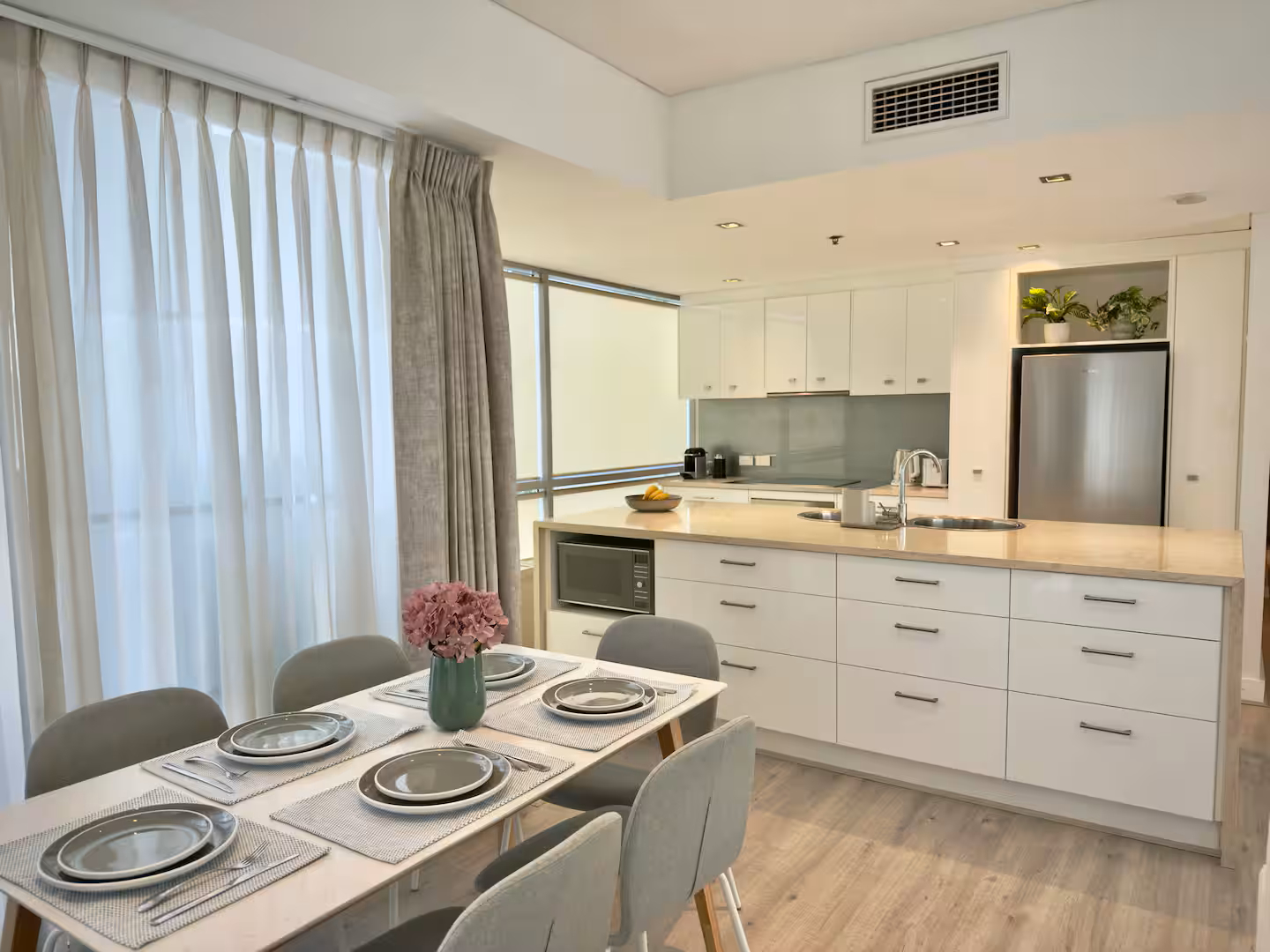 Fully Furnished Apartment, w/car park & sundeck! photo 4