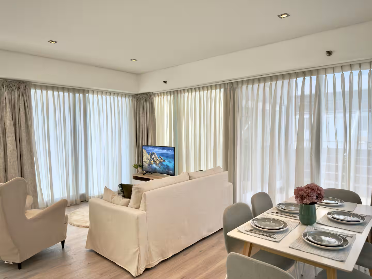 Fully Furnished Apartment, w/car park & sundeck! photo 3