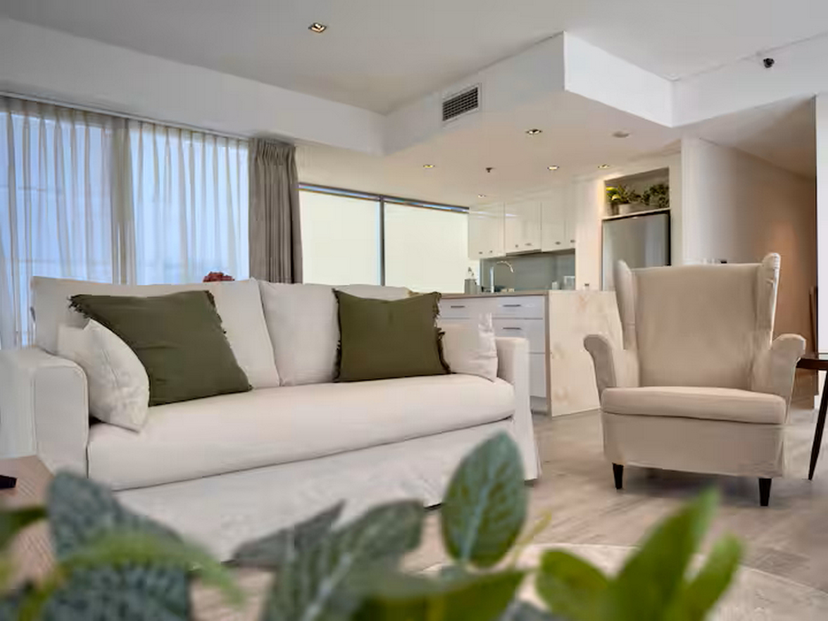 Fully Furnished Apartment, w/car park & sundeck! photo 2