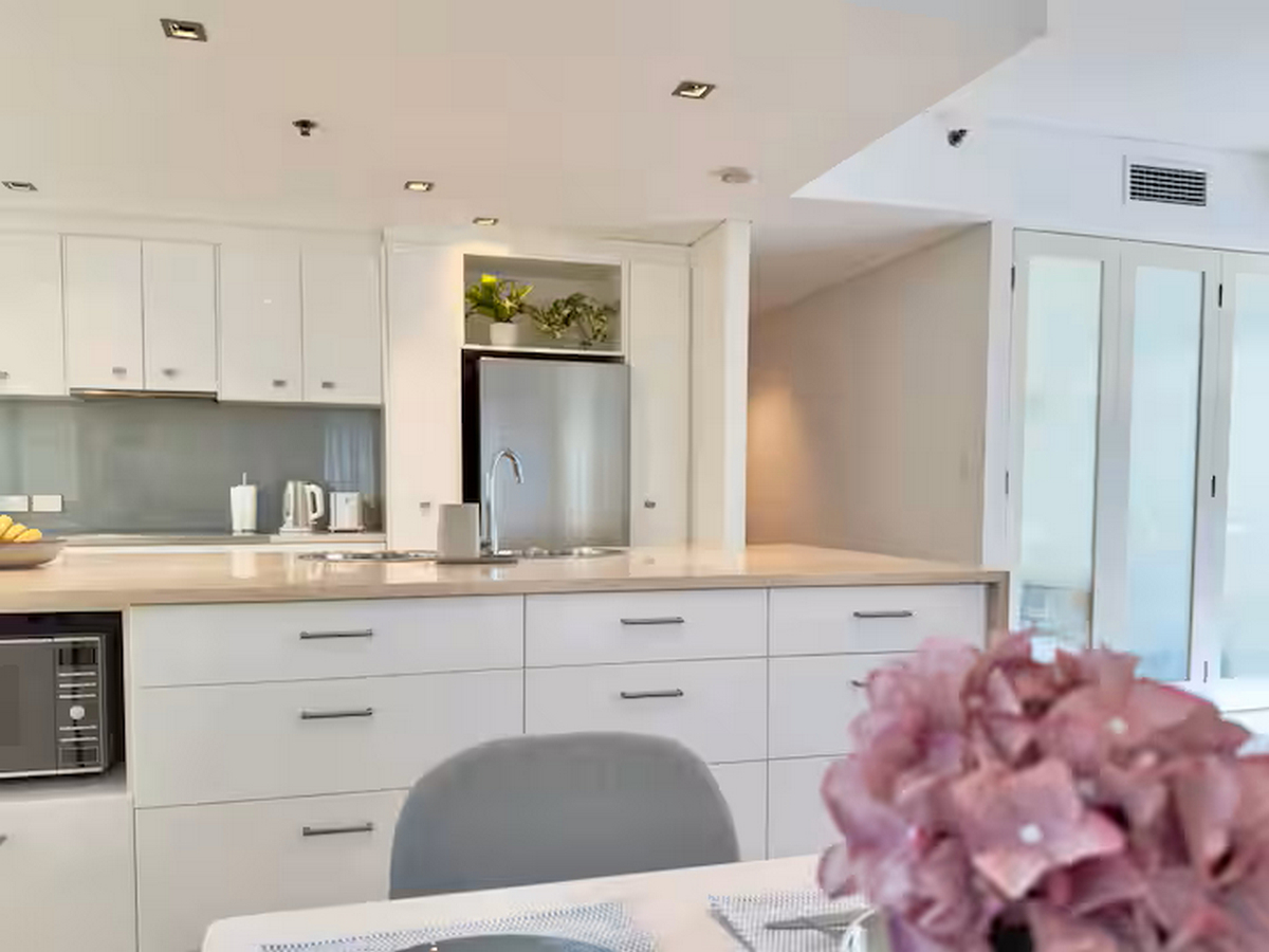 Fully Furnished Apartment, w/car park & sundeck! photo 5