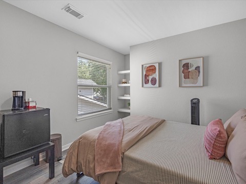 Cozy, Convenient & Fully Furnished - 4BR Rental  photo 5