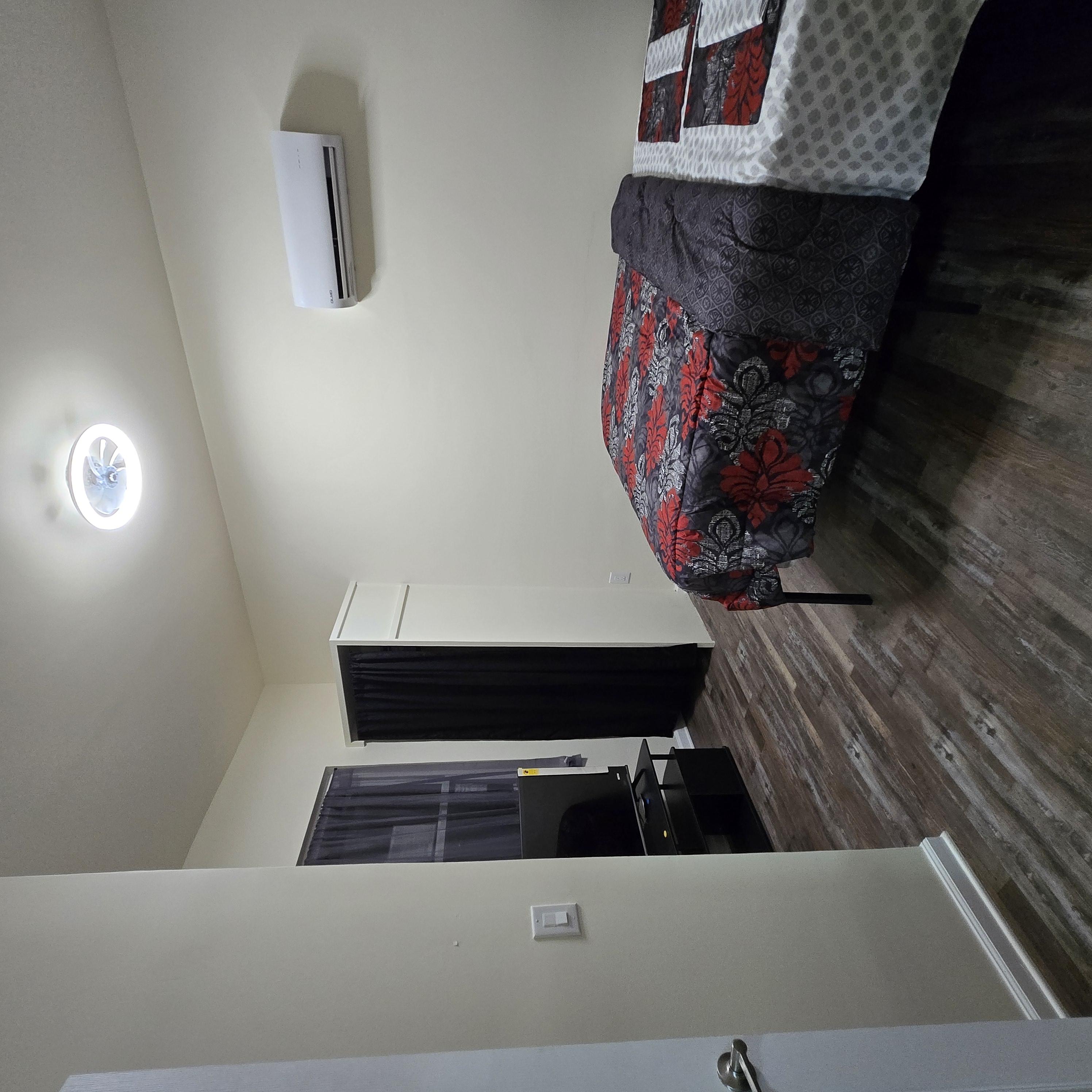 One bedroom photo 4