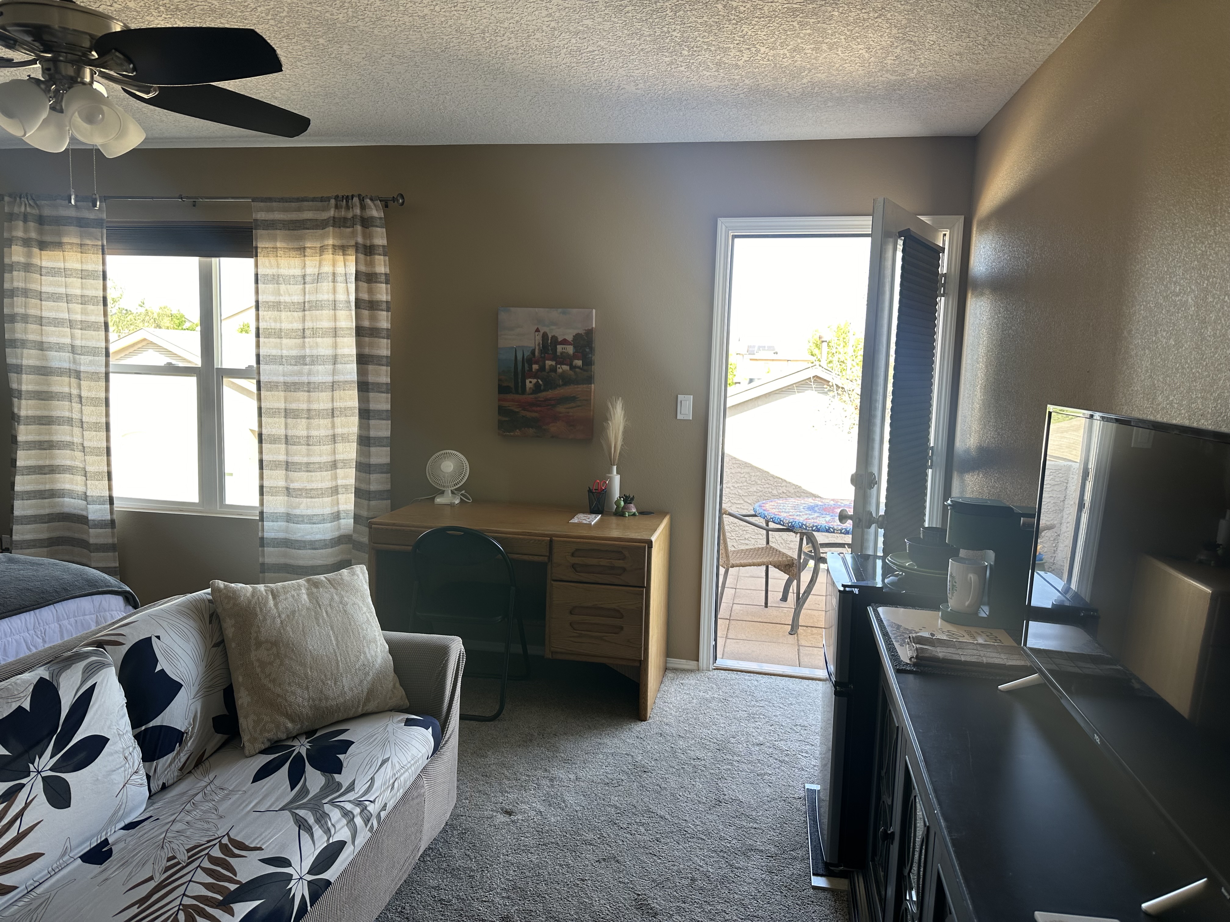 Large Room with a Studio Feel photo 3