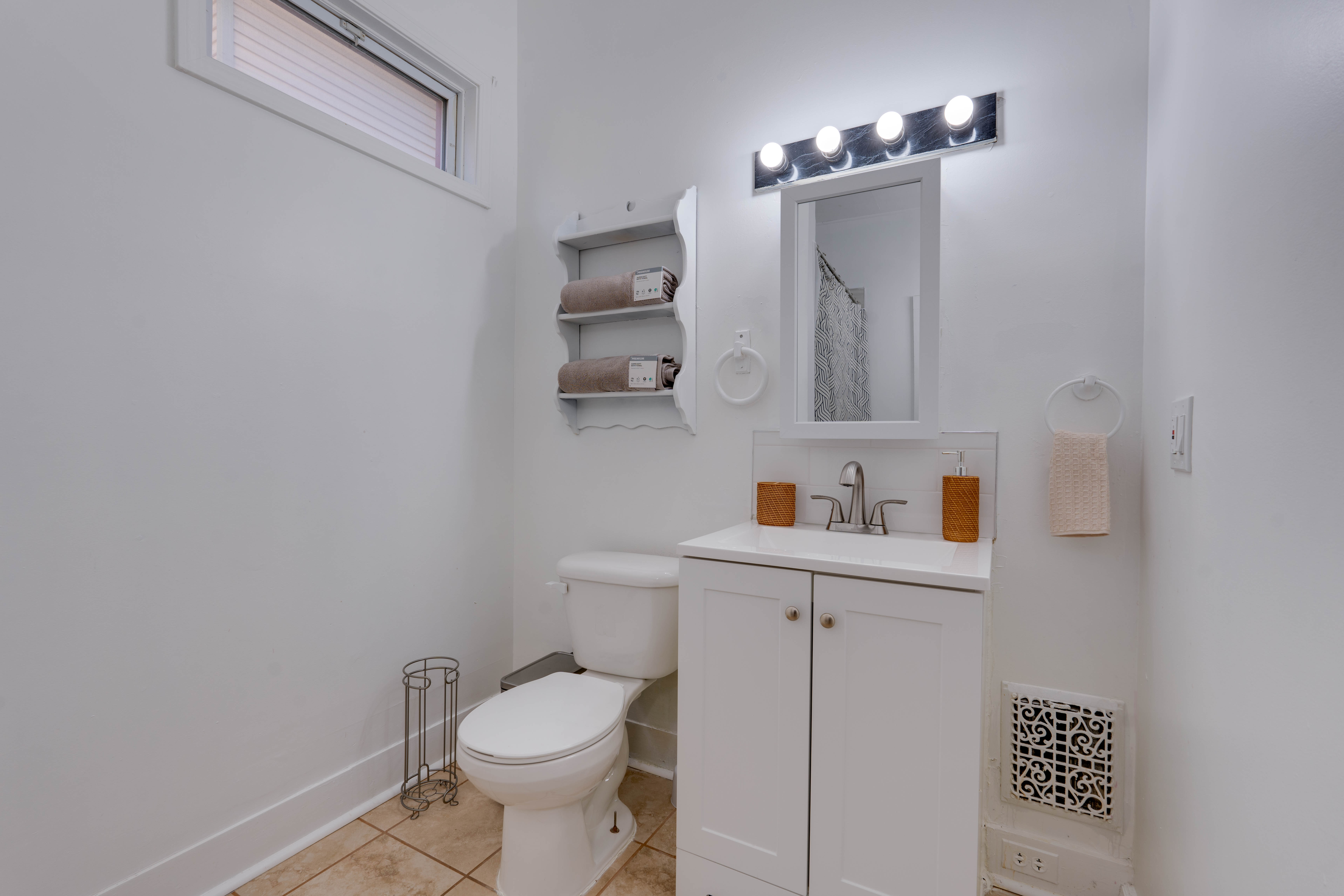 Newly renovated apartment minutes from Wynn  photo 2