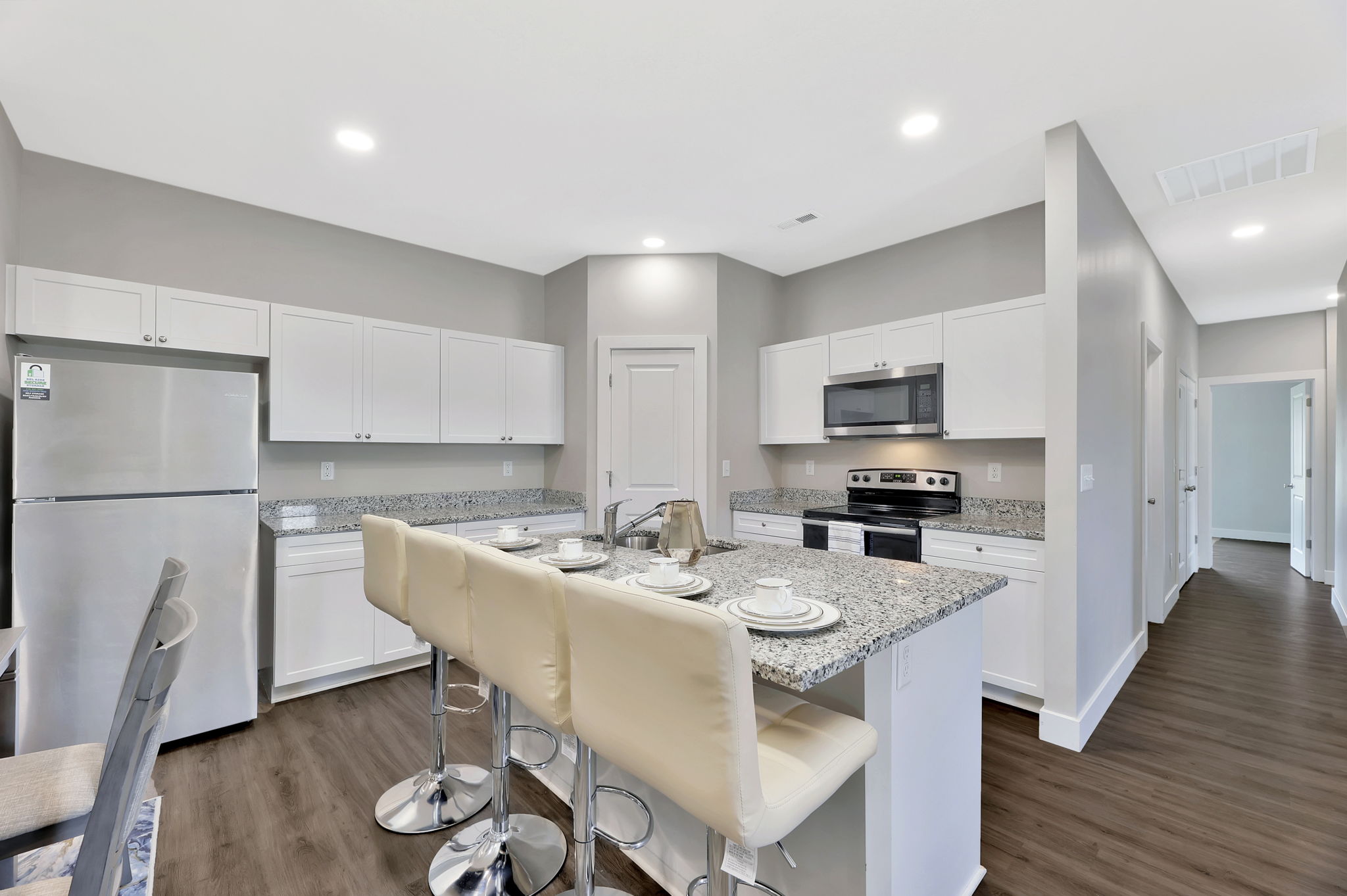 LUXE HAVEN PROPERTIES Modern Elegant Home photo 4