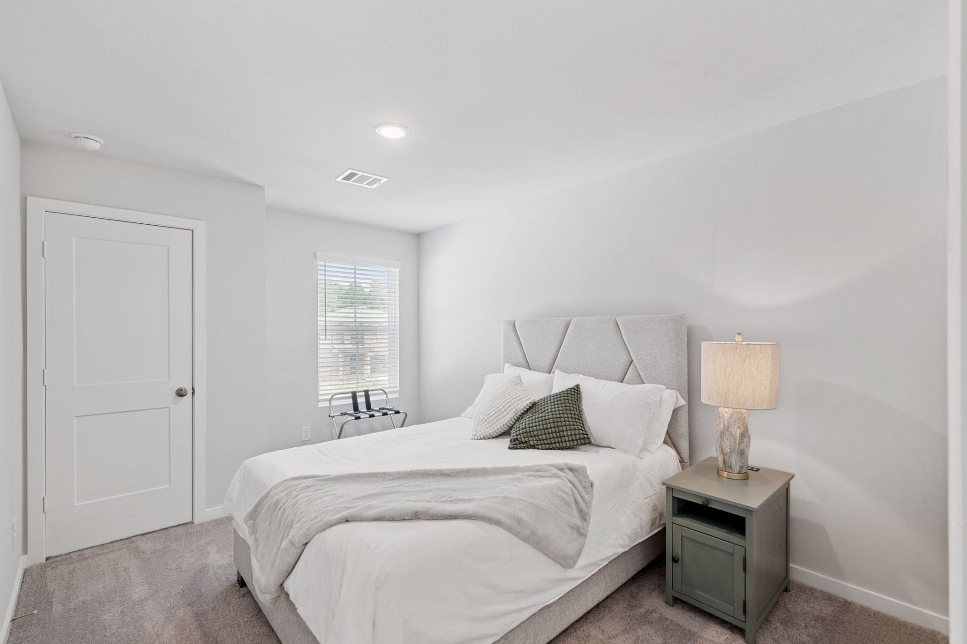 Modern 4BR Home w/ Backyard & Garage  photo 5