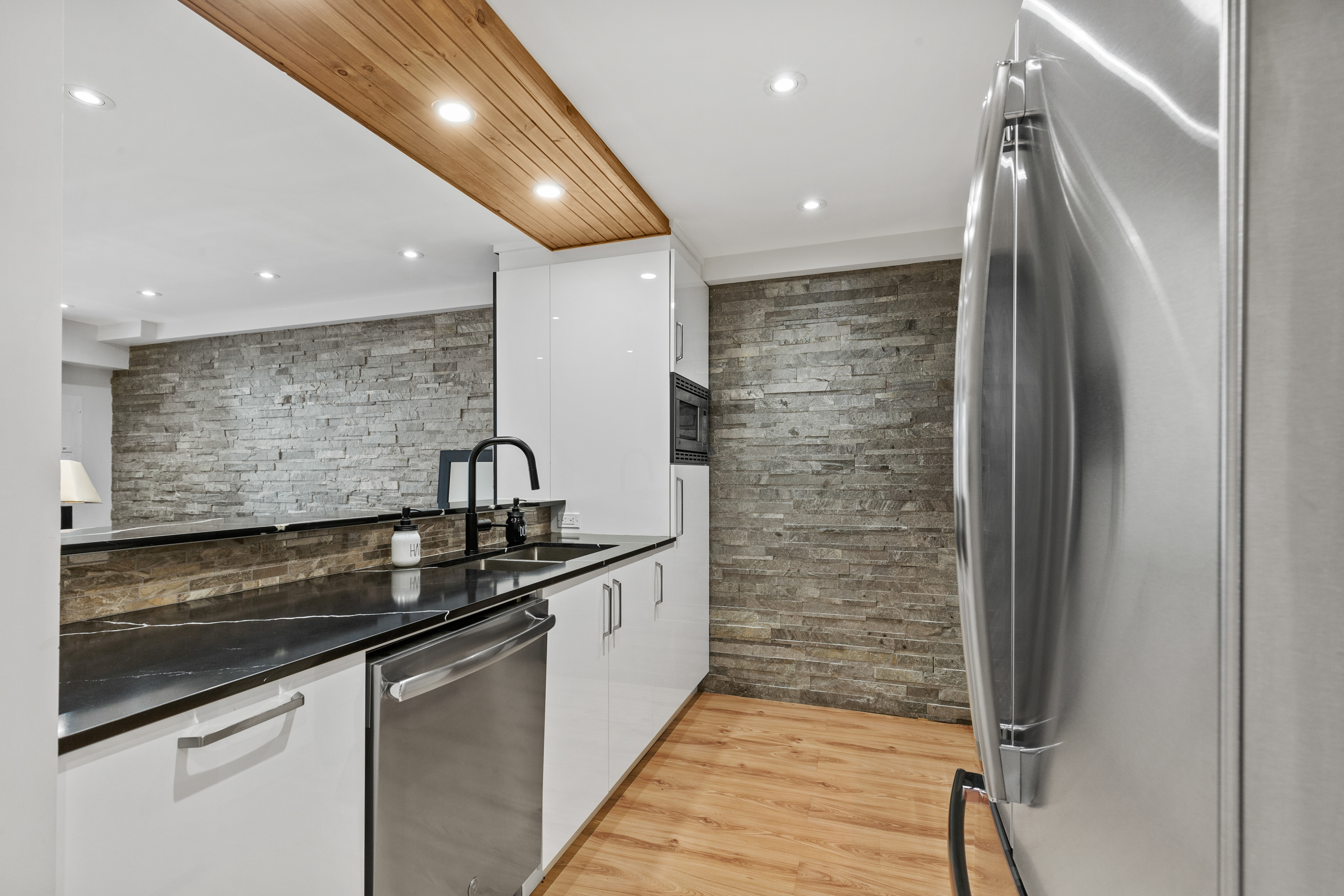 Large Furnished 1 Bedroom – 2 min to Crémazie photo 2
