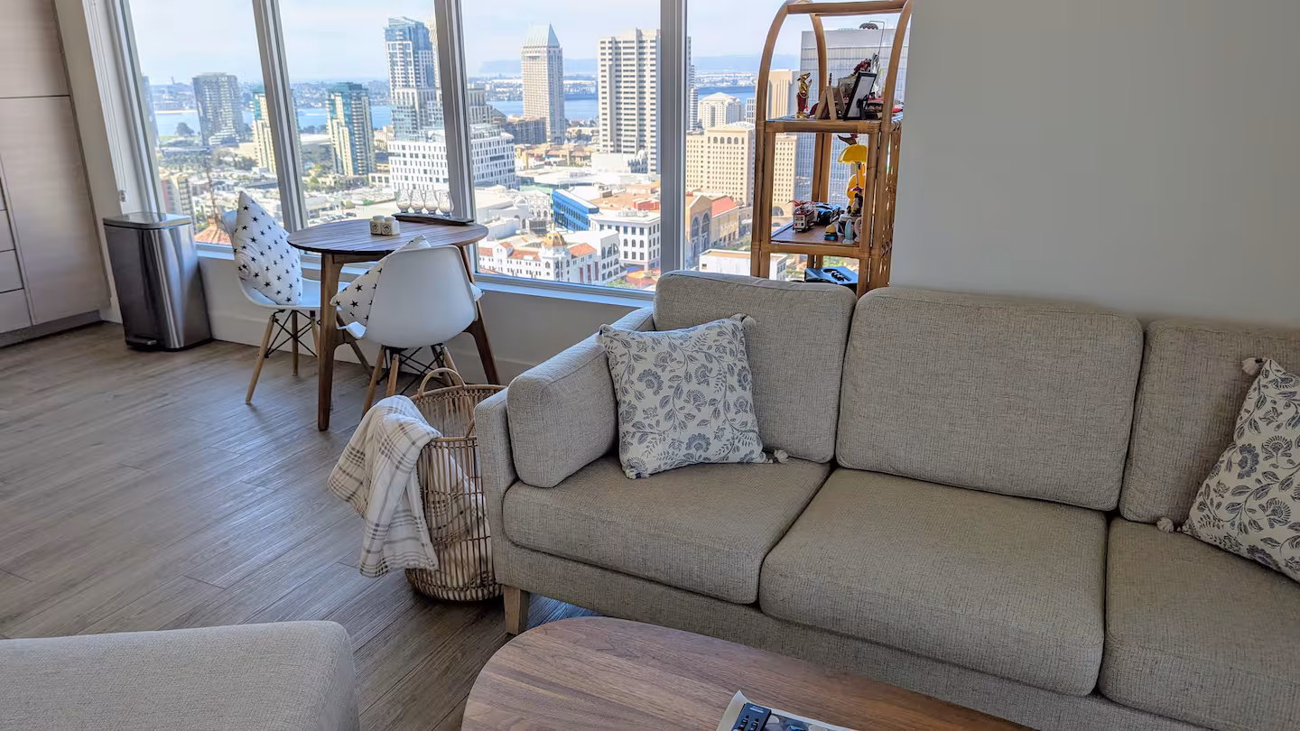 Entire Luxury Condo | 27th Floor | Stunning Marina photo 5