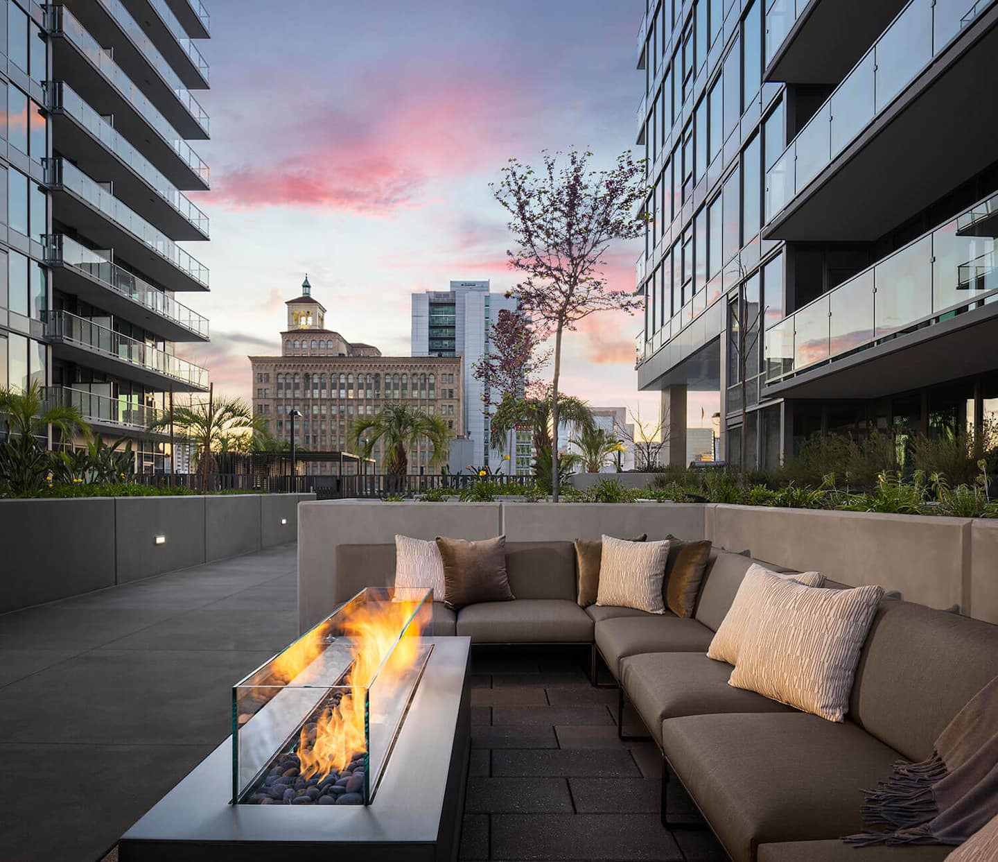 Entire Luxury Condo | 27th Floor | Stunning Marina photo 3