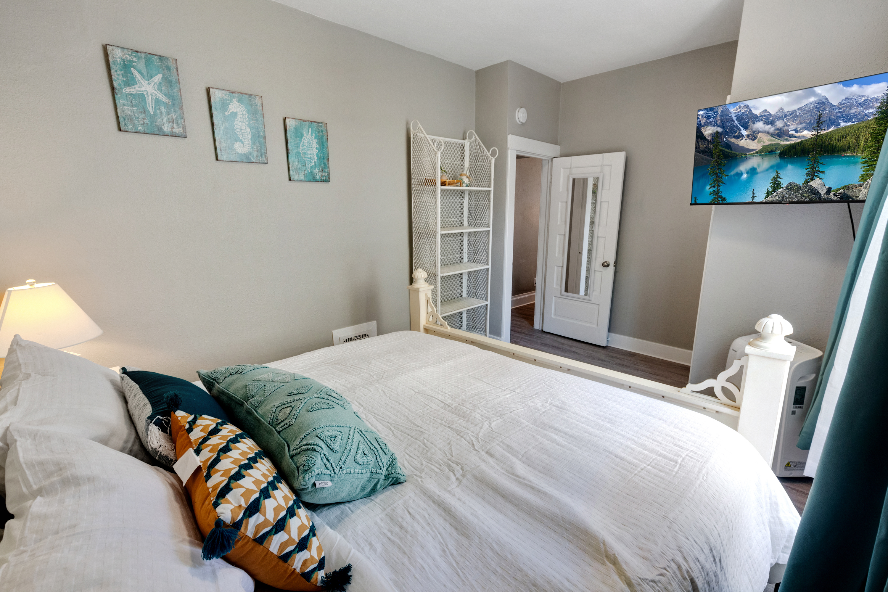 Capitol Hill Beachy Getaway-King Bed -94WalkScore photo 4