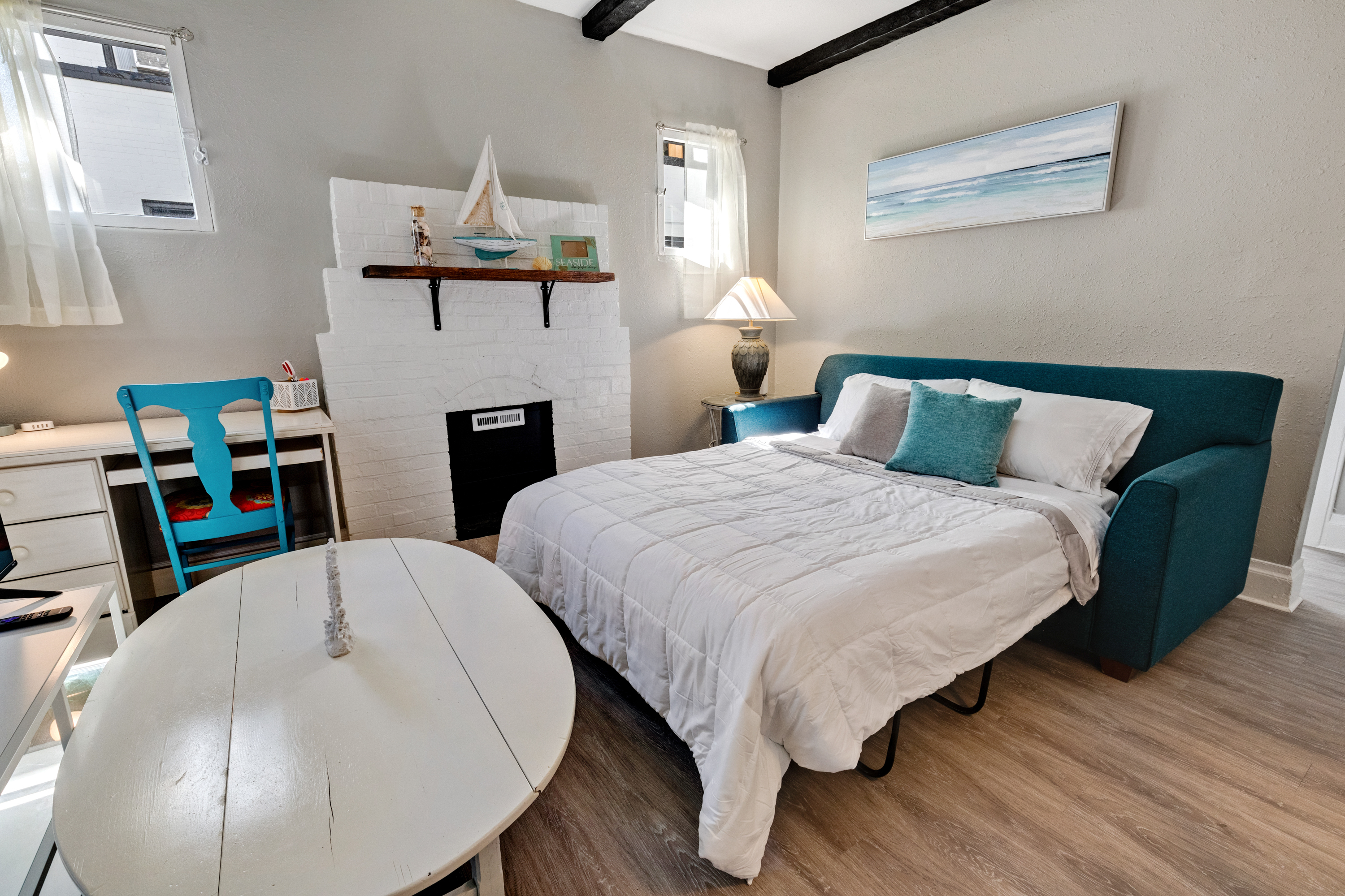 Capitol Hill Beachy Getaway-King Bed -94WalkScore photo 2