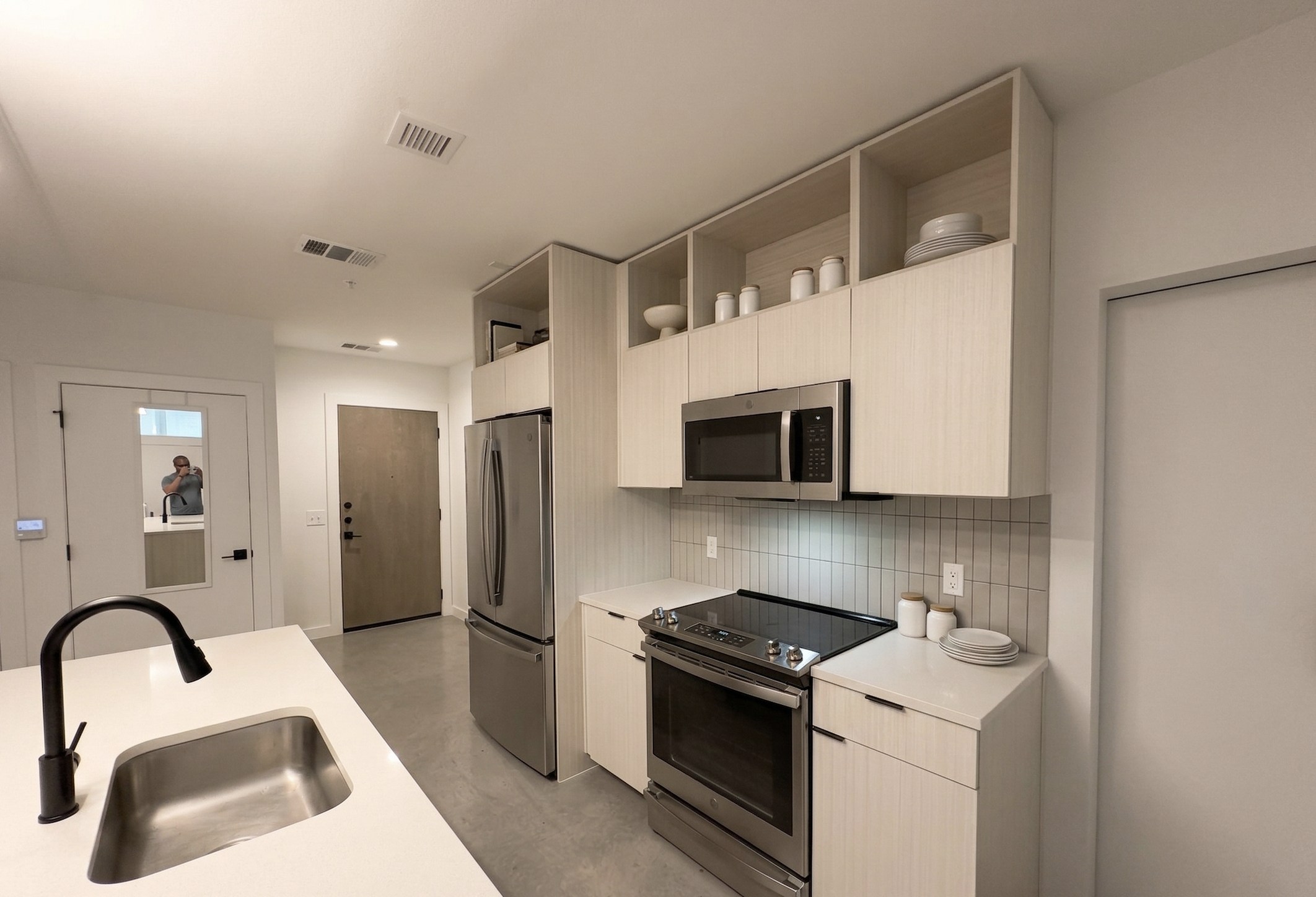 Private Room in Fully Furnished 5BR Home | All-Inc photo 3