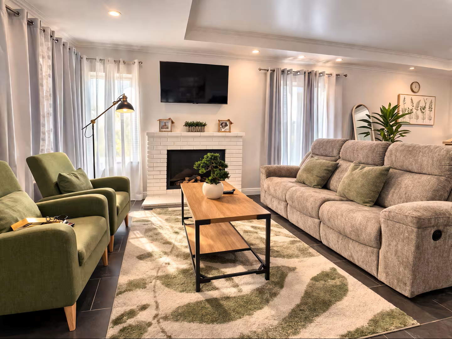 Comfortable 4-Bedroom Retreat in Palmdale – Ideal  photo 2