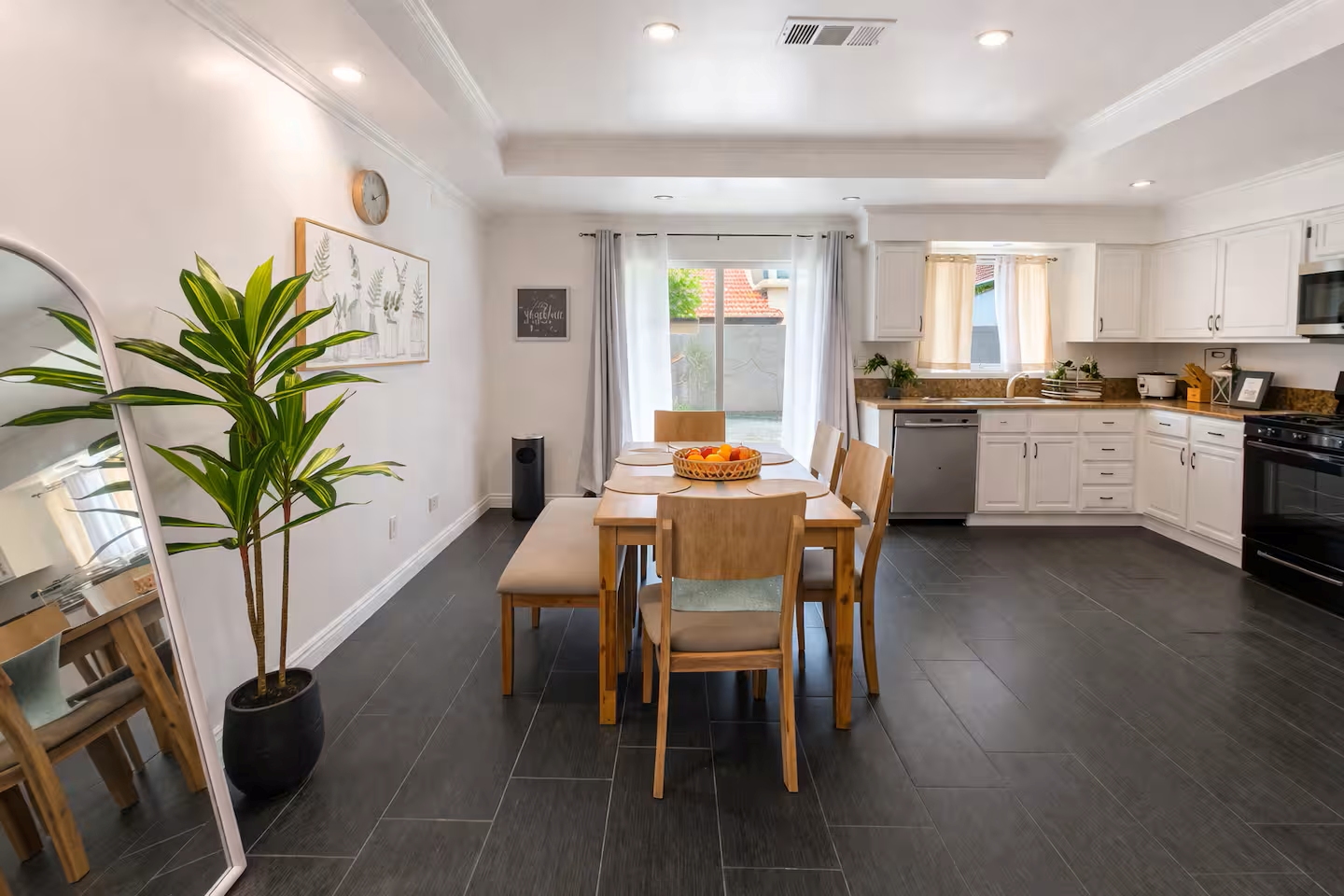 Comfortable 4-Bedroom Retreat in Palmdale – Ideal  photo 3