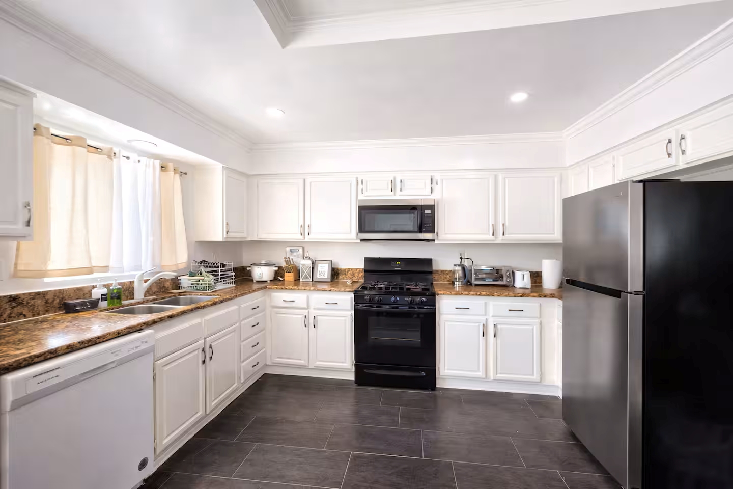 Comfortable 4-Bedroom Retreat in Palmdale – Ideal  photo 4