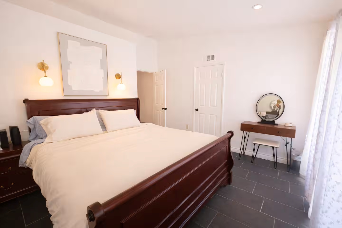 Comfortable 4-Bedroom Retreat in Palmdale – Ideal  photo 5