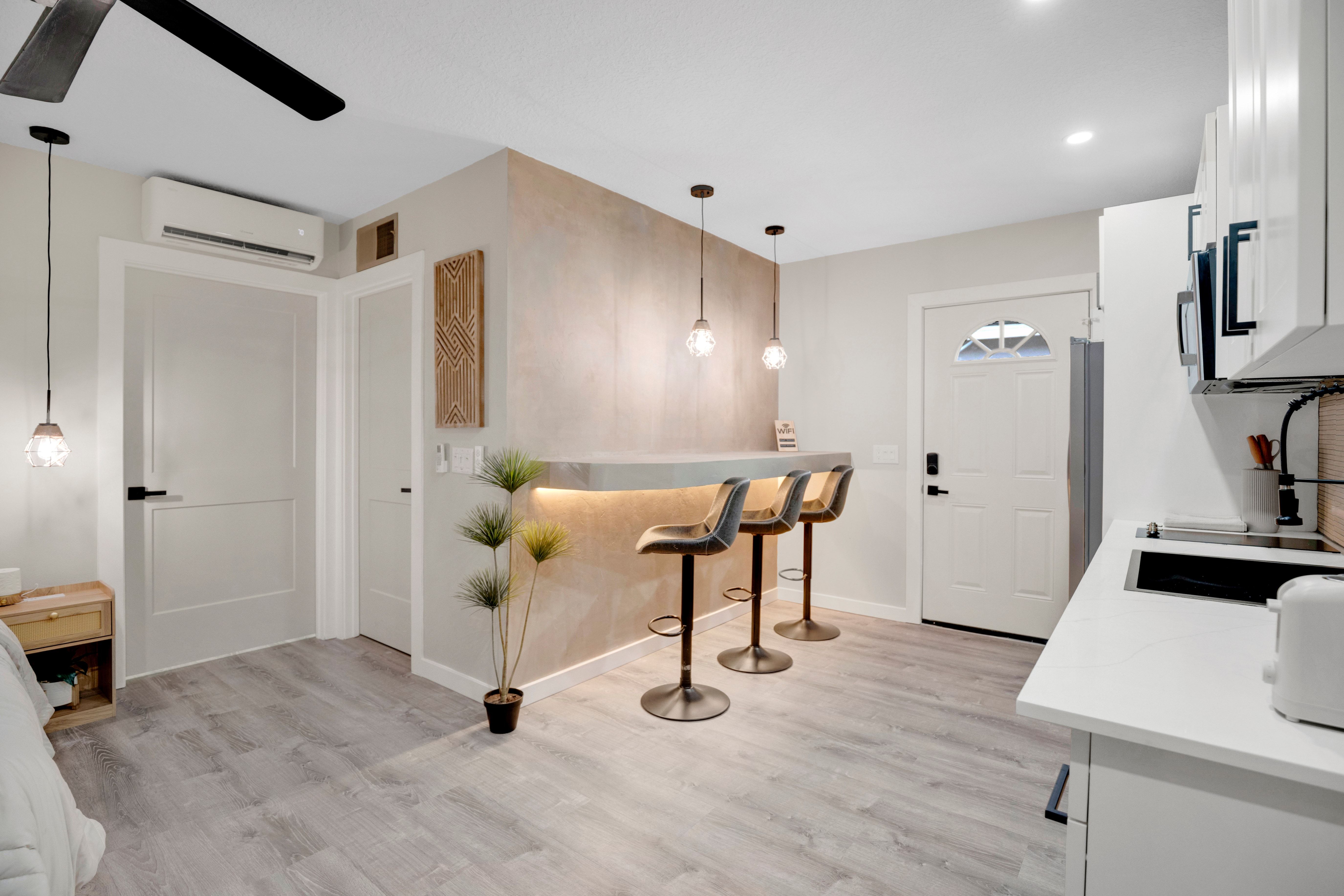 Modern Studio Near Airport with Full Kitchen photo 3