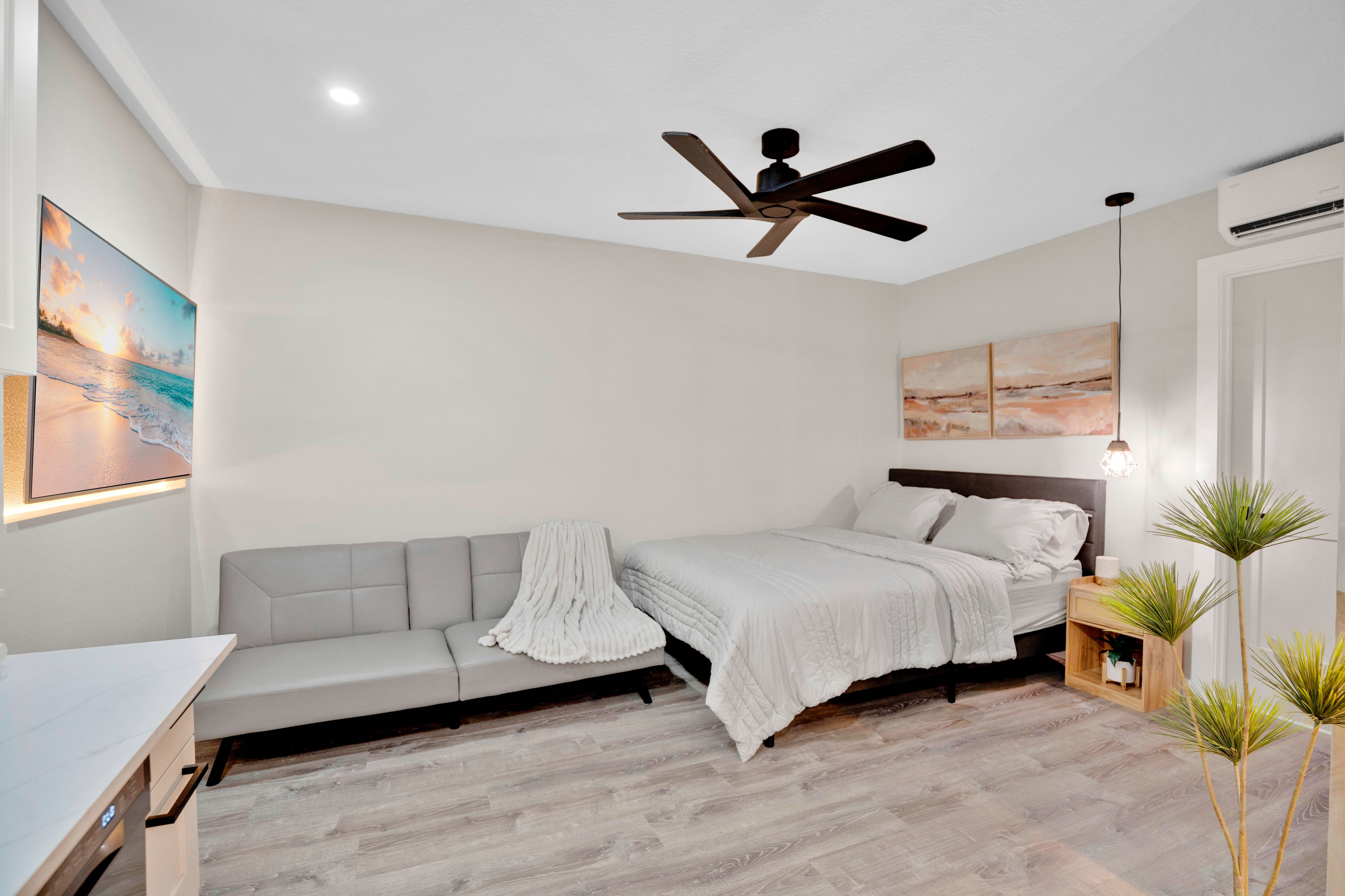 Modern Studio Near Airport with Full Kitchen photo 4