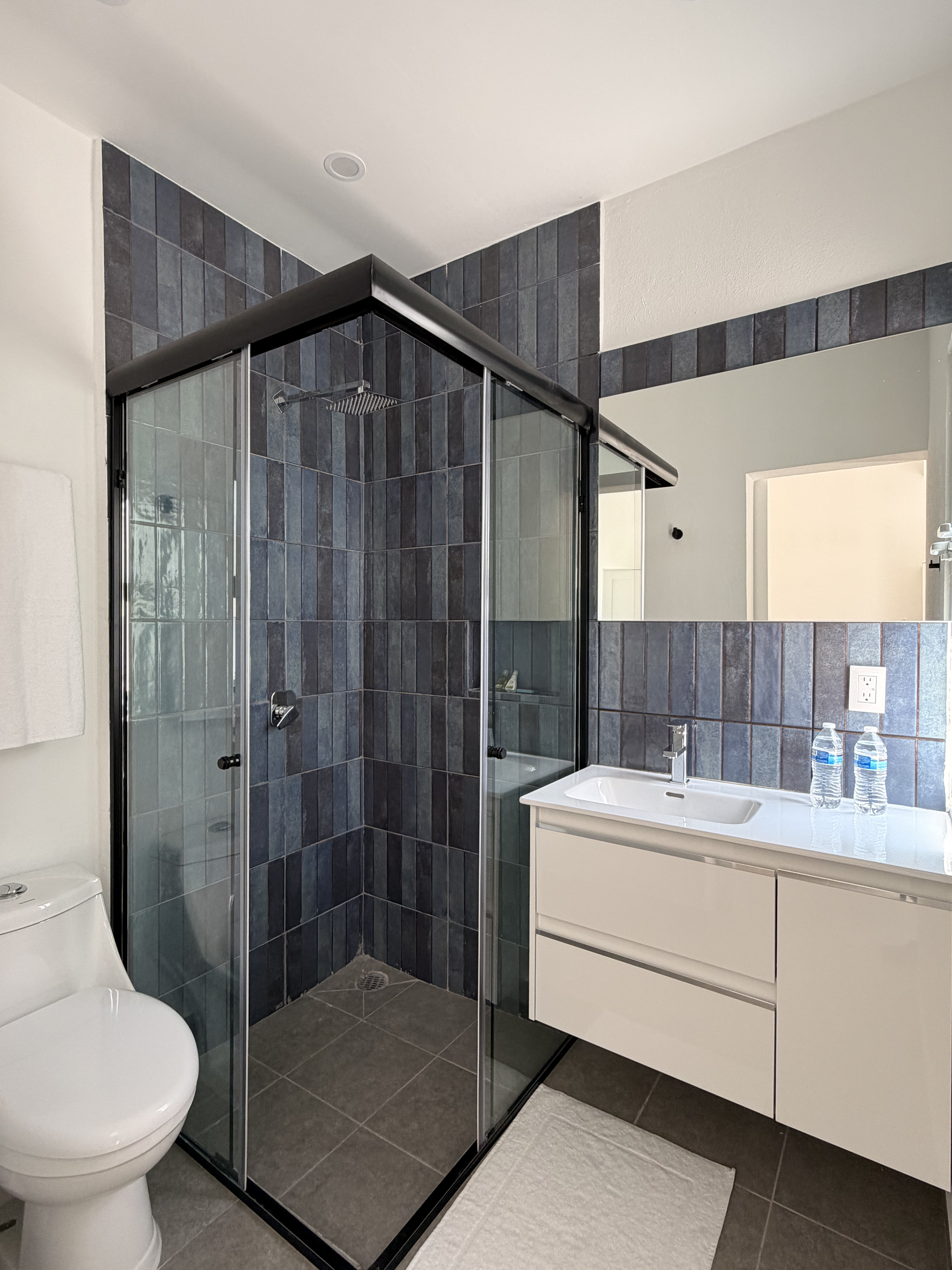 Stunning 3BR/3BA Furnished Apartment with Terrace  photo 2