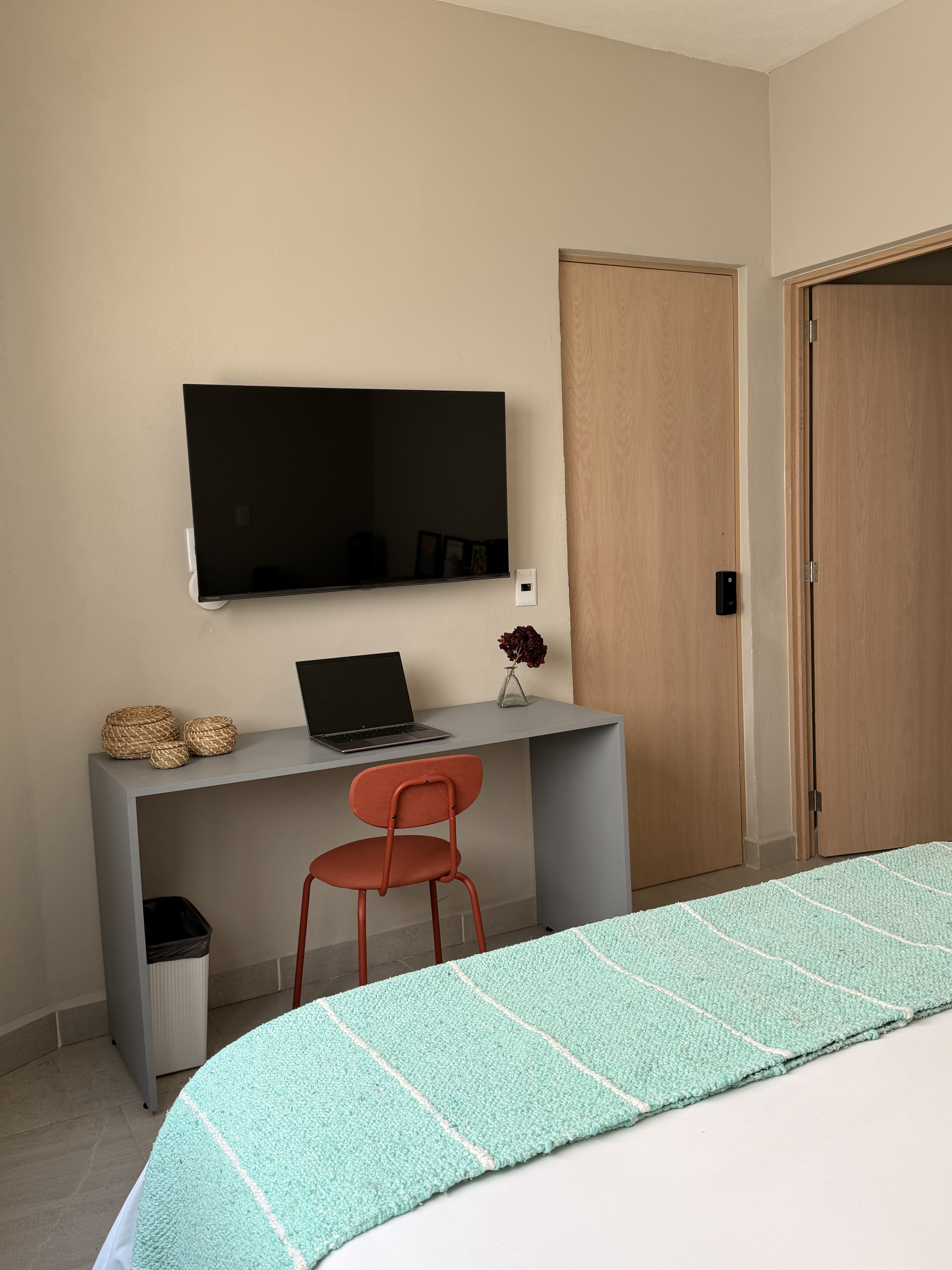 Furnished 1BR with Natural Light & Large Bathroom  photo 3