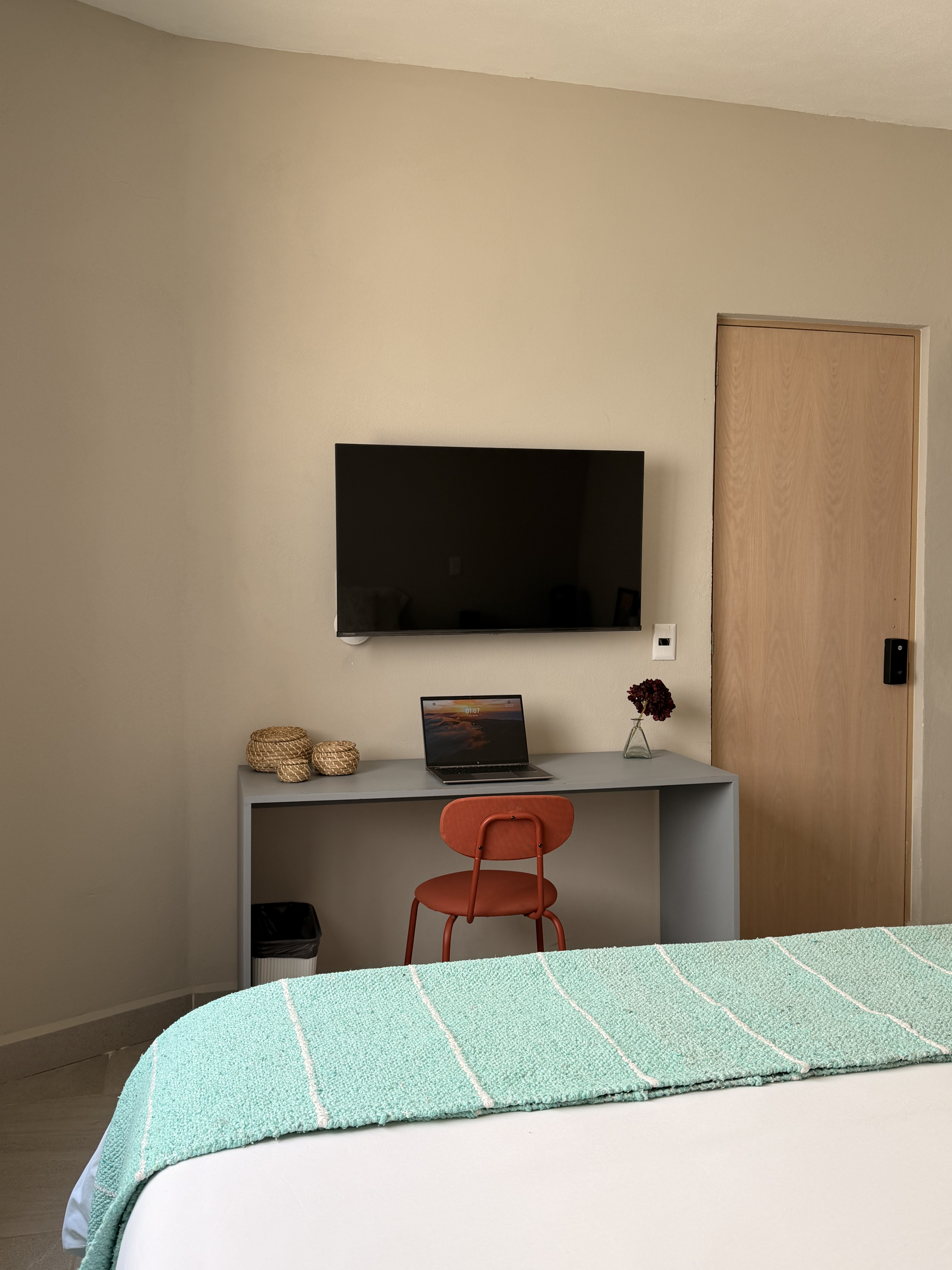 Furnished 1BR with Natural Light & Large Bathroom  photo 4