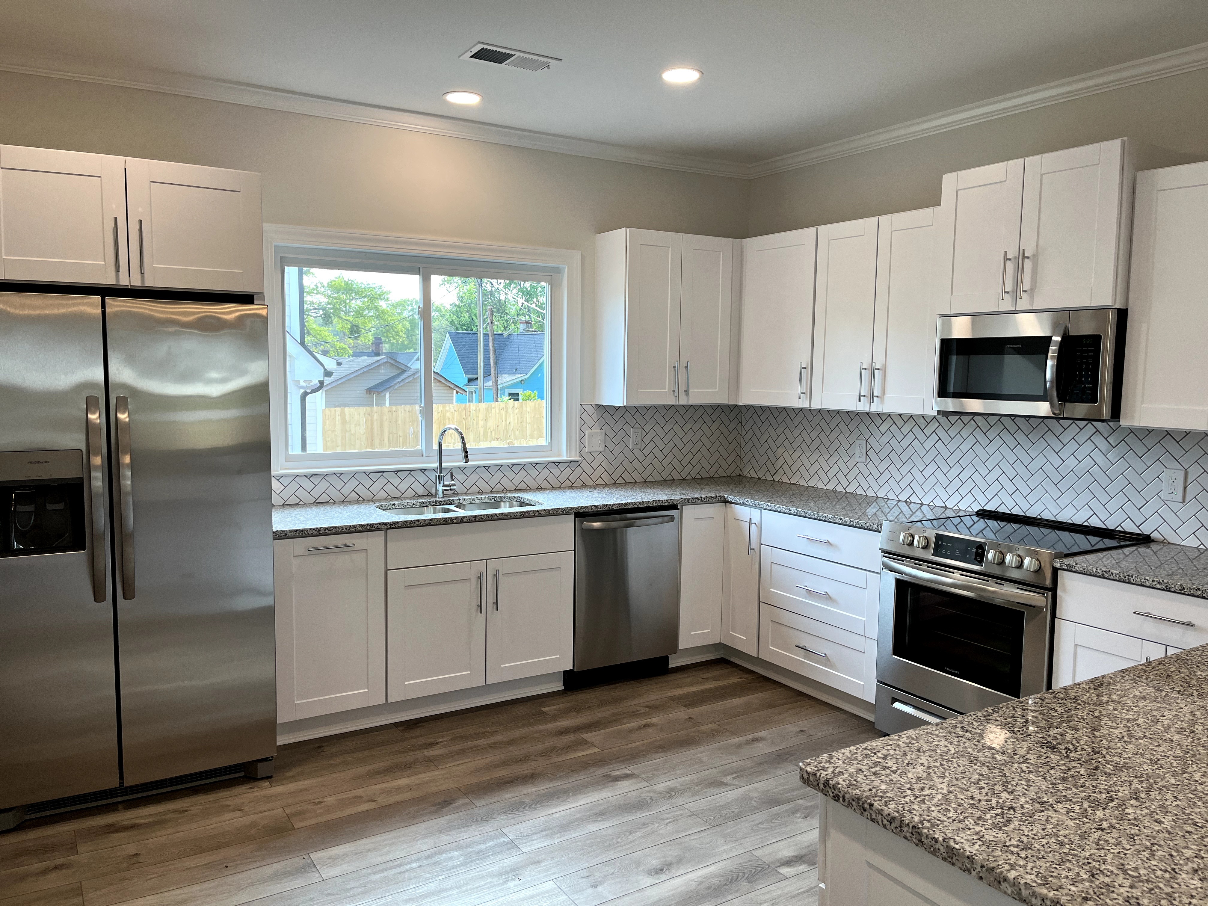 Furnished 3 bed/2 bath pet friendly home  photo 3