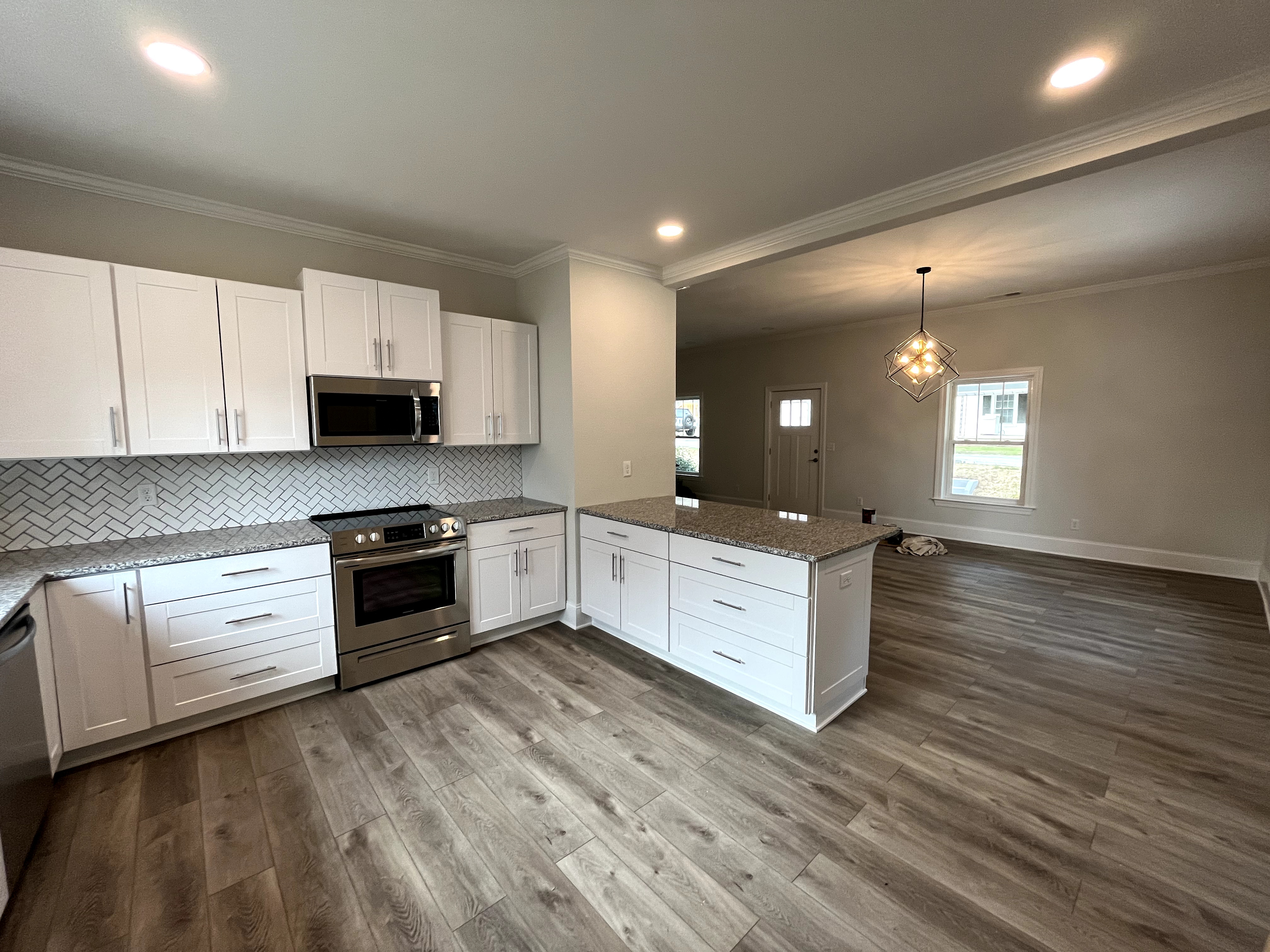 Furnished 3 bed/2 bath pet friendly home  photo 4