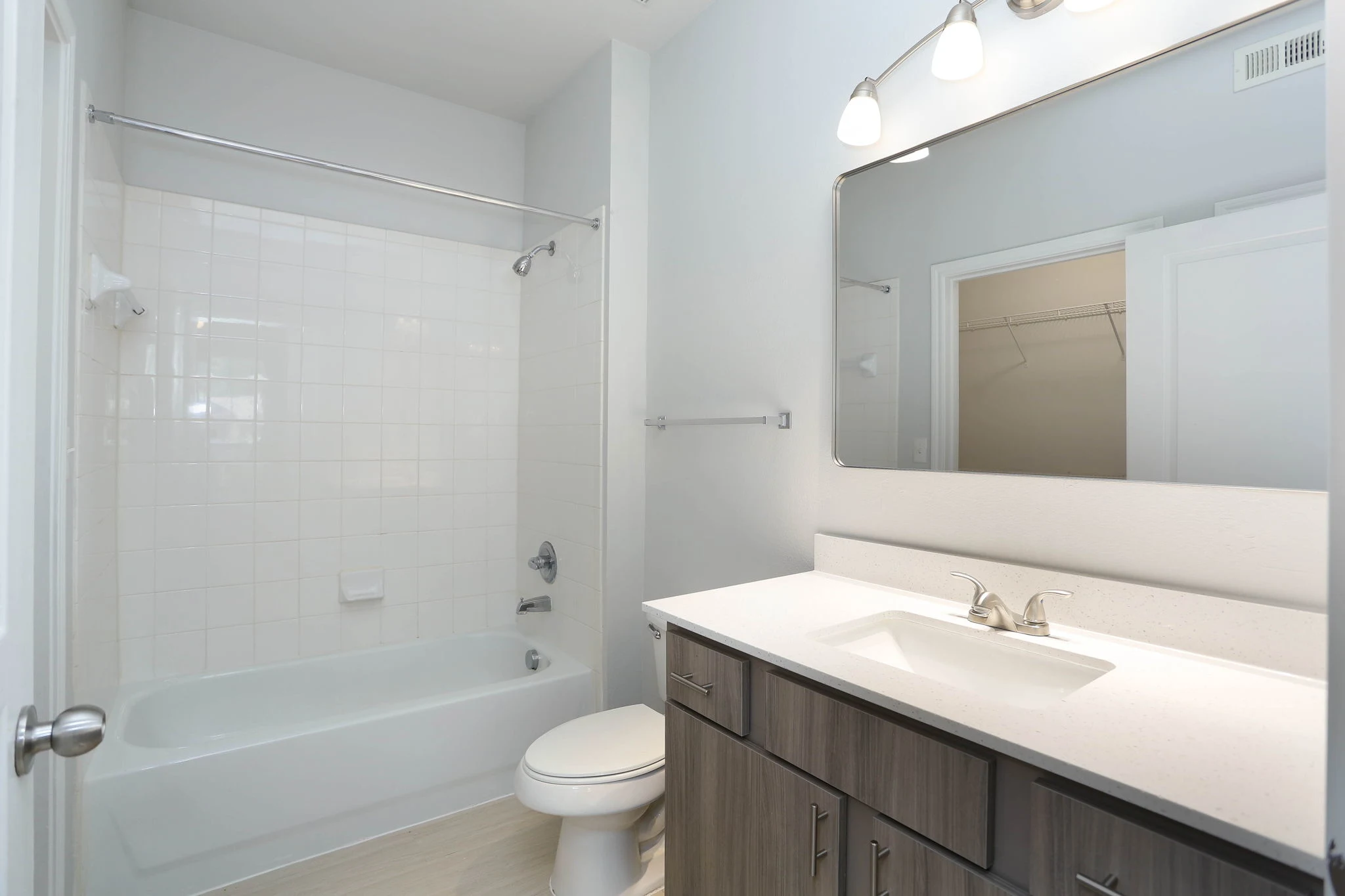 🔥 $835/mo UTSA Area First-Floor Unit – Washer/Dry photo 3
