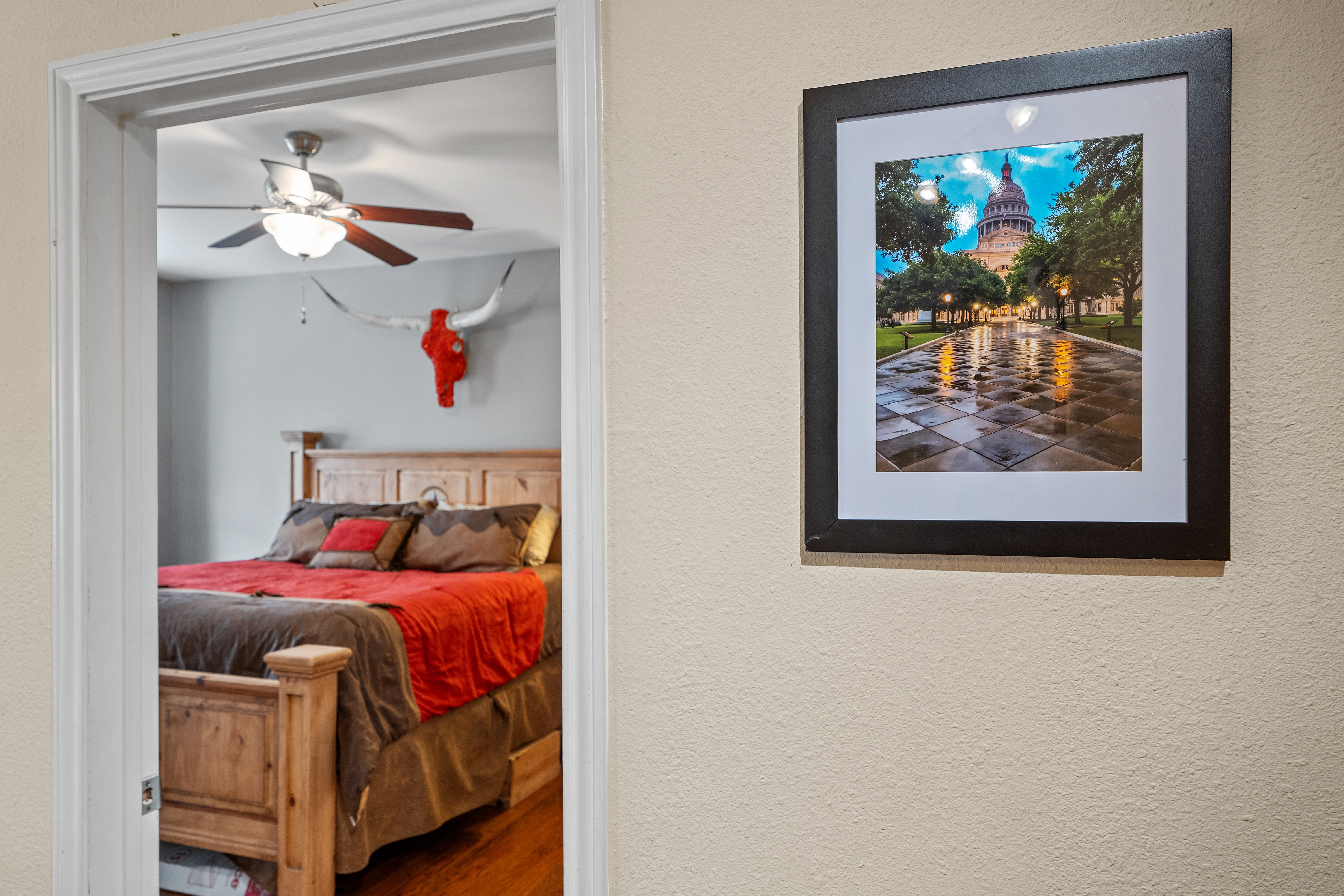 Elegant, Rustic Home Blocks from UT Austin and DT photo 5