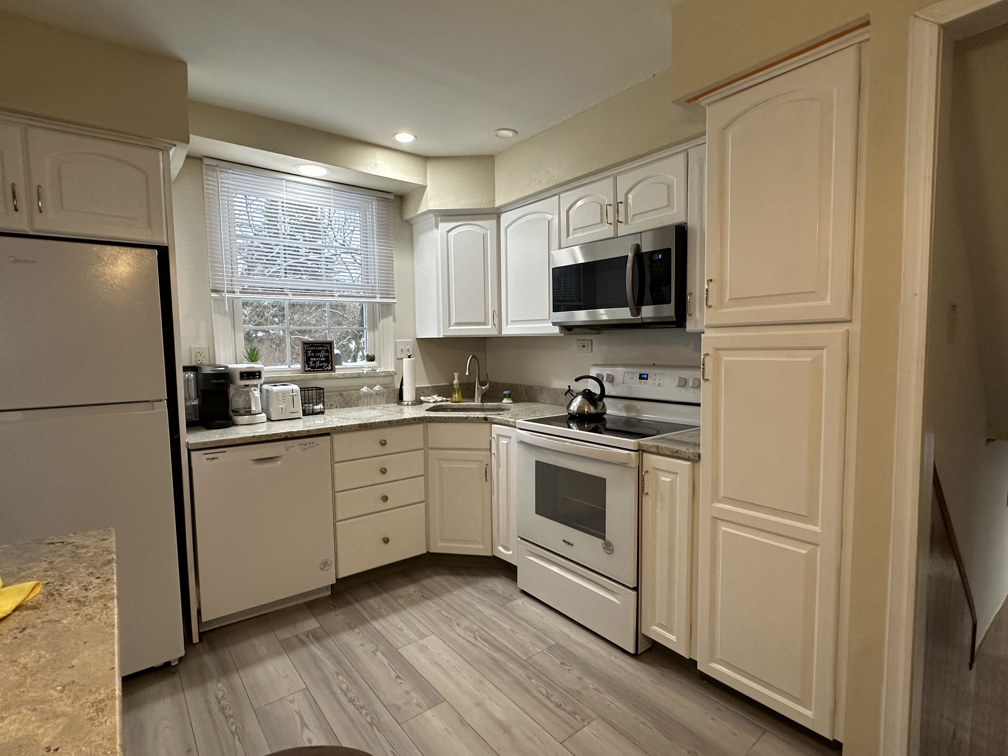 Spacious & Comfy 5/2 Home - Pet Friendly photo 3