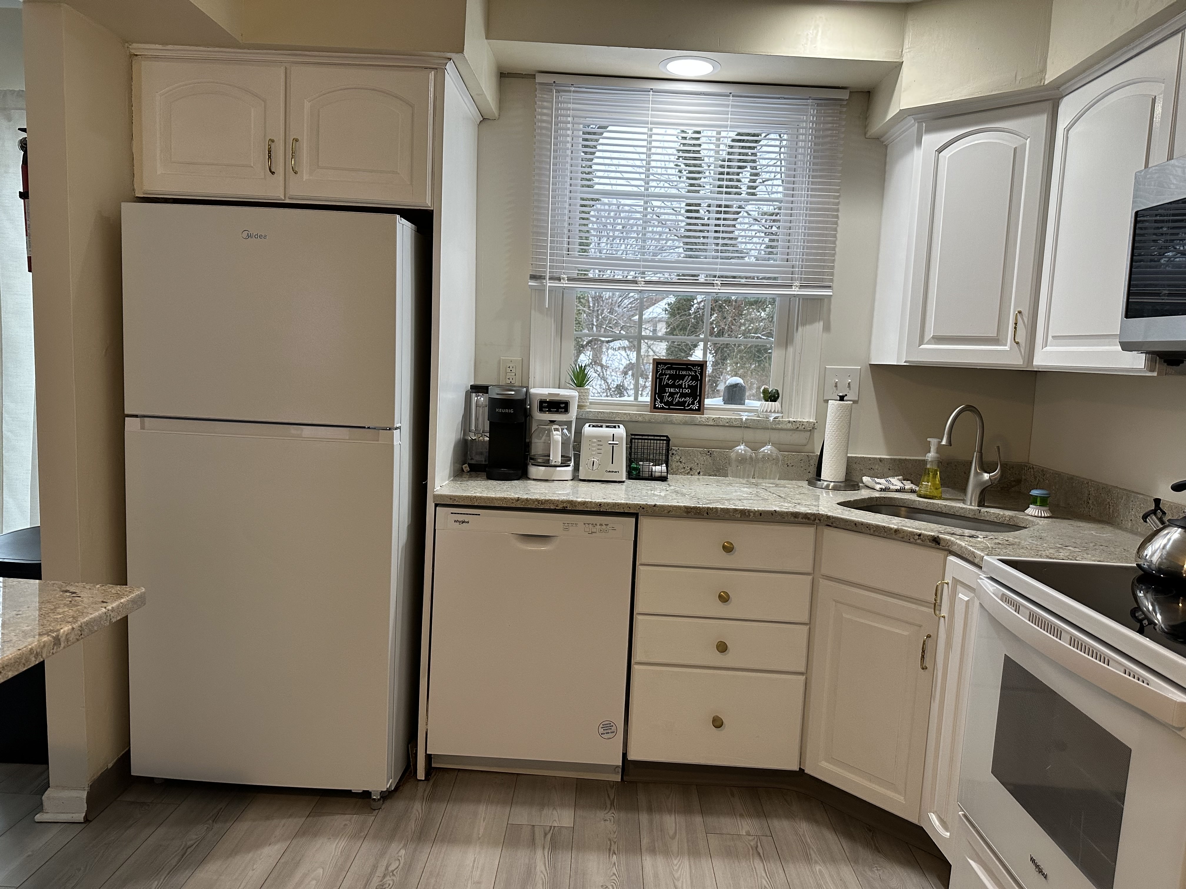 Spacious & Comfy 5/2 Home - Pet Friendly photo 4