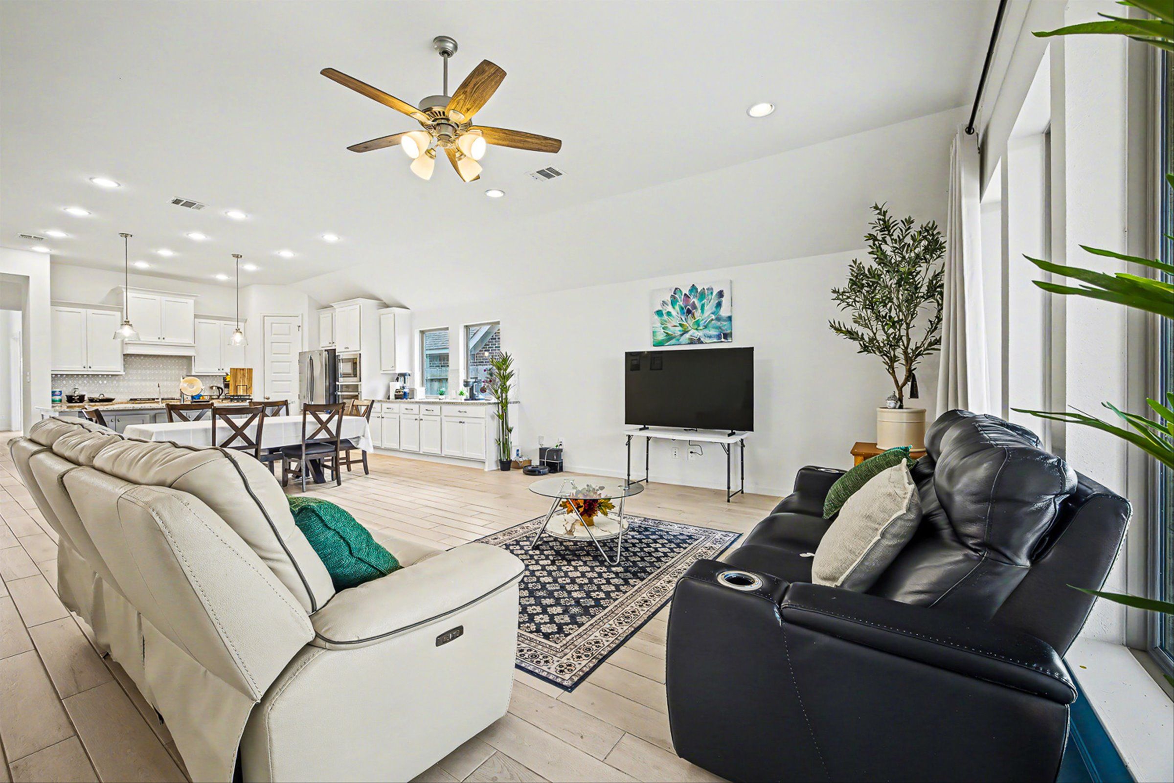 Modern Suburban Retreat Near Shopping & Parks photo 3