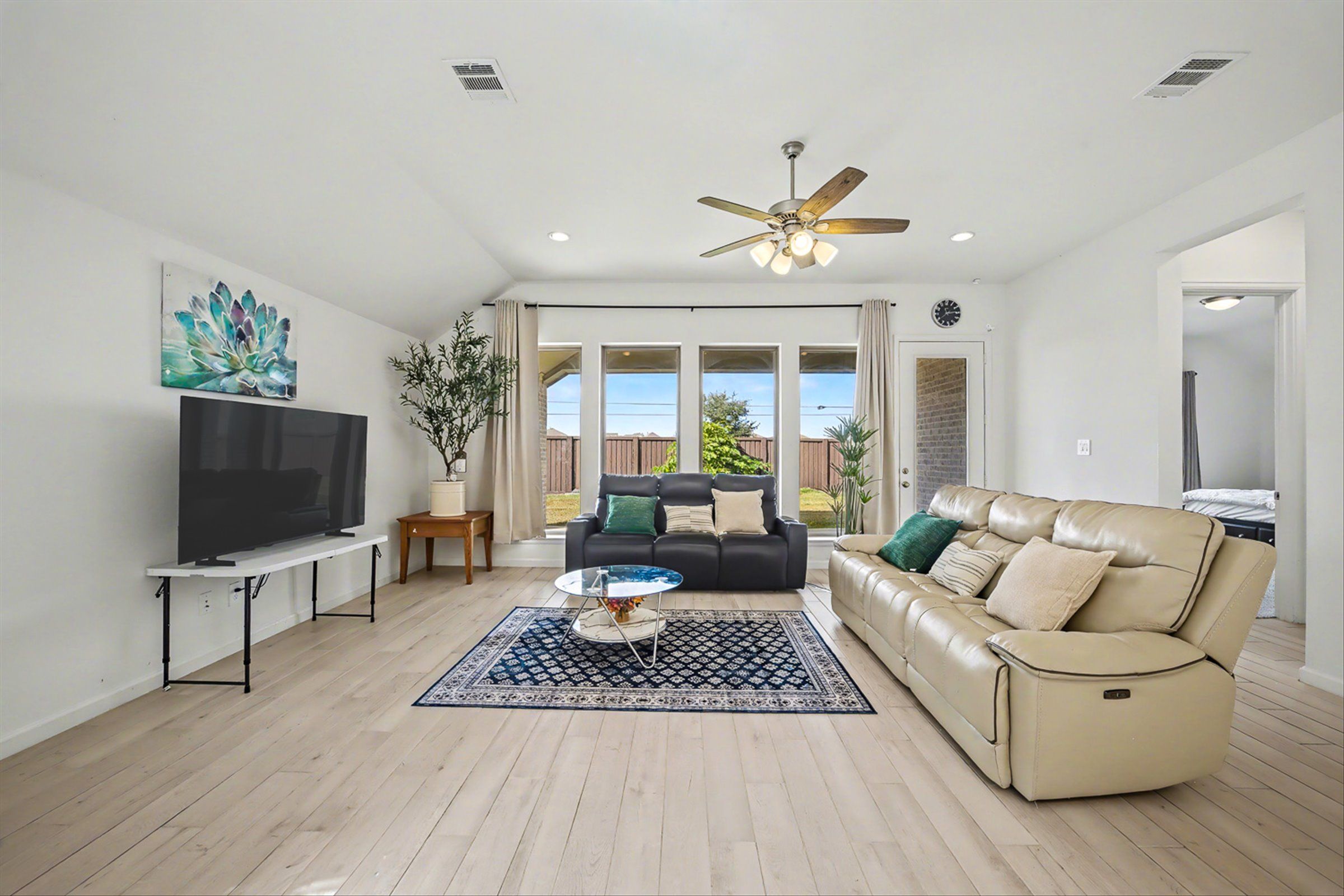 Modern Suburban Retreat Near Shopping & Parks photo 2
