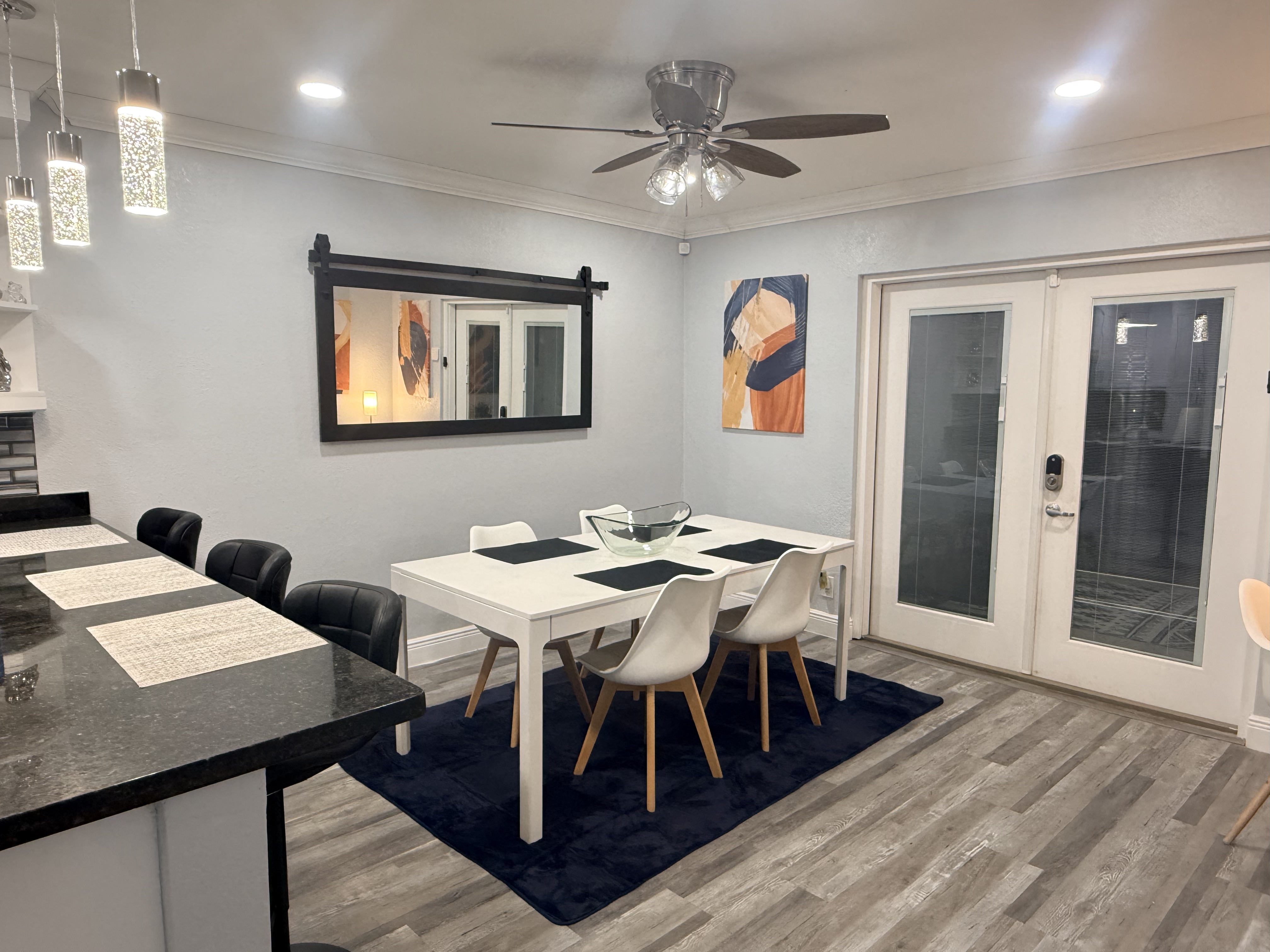 Modern 3BR Home| Free Wifi|Patio| Free Parking photo 2