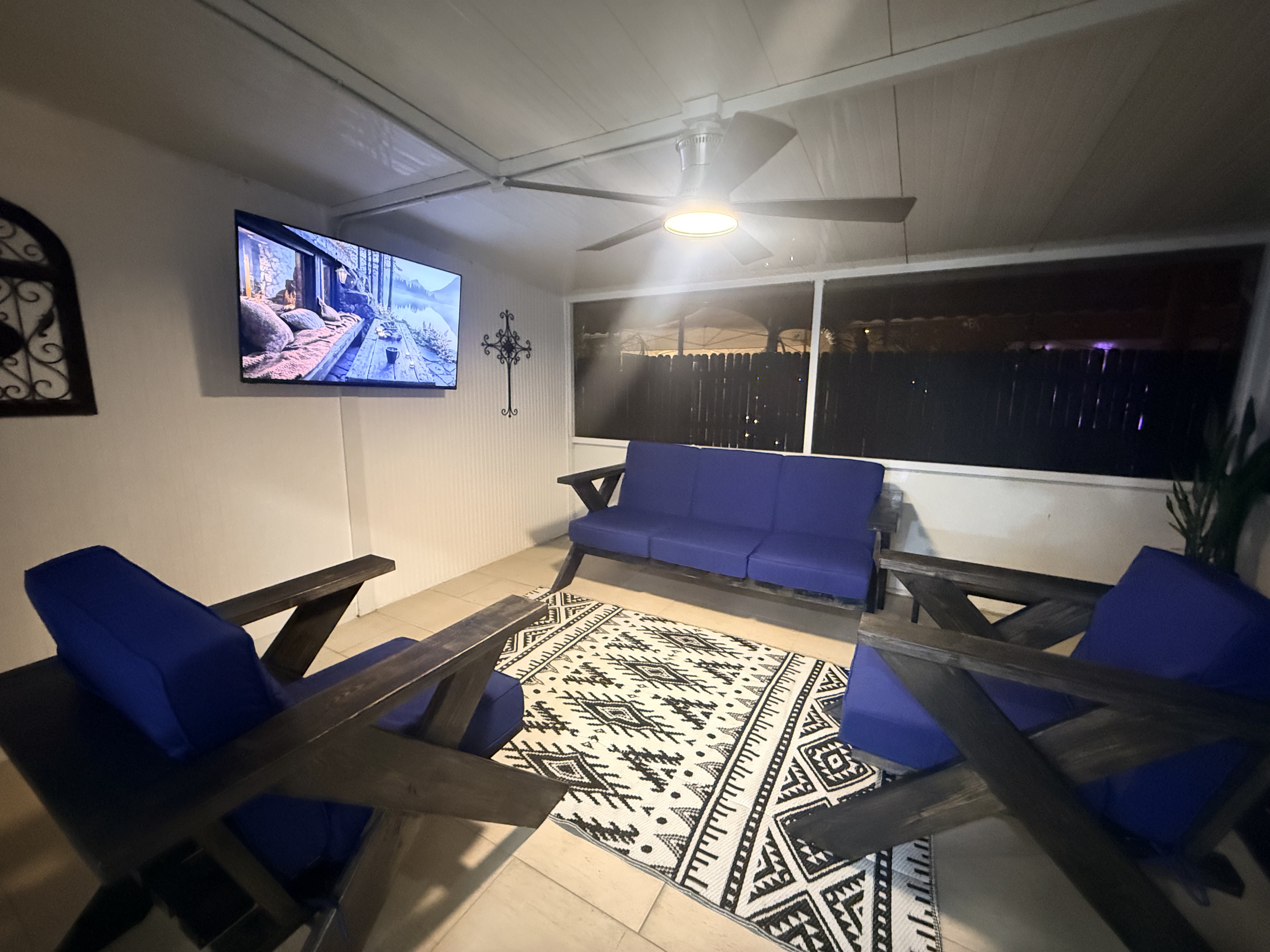 Modern 3BR Home| Free Wifi|Patio| Free Parking photo 4