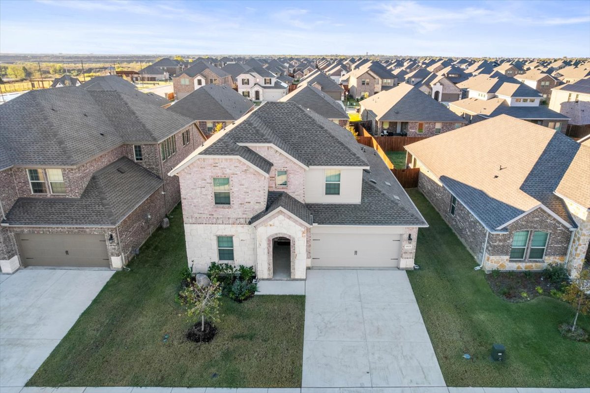 Luxurious 4-Bed Home with Pool Table & Nearby Pool photo 2