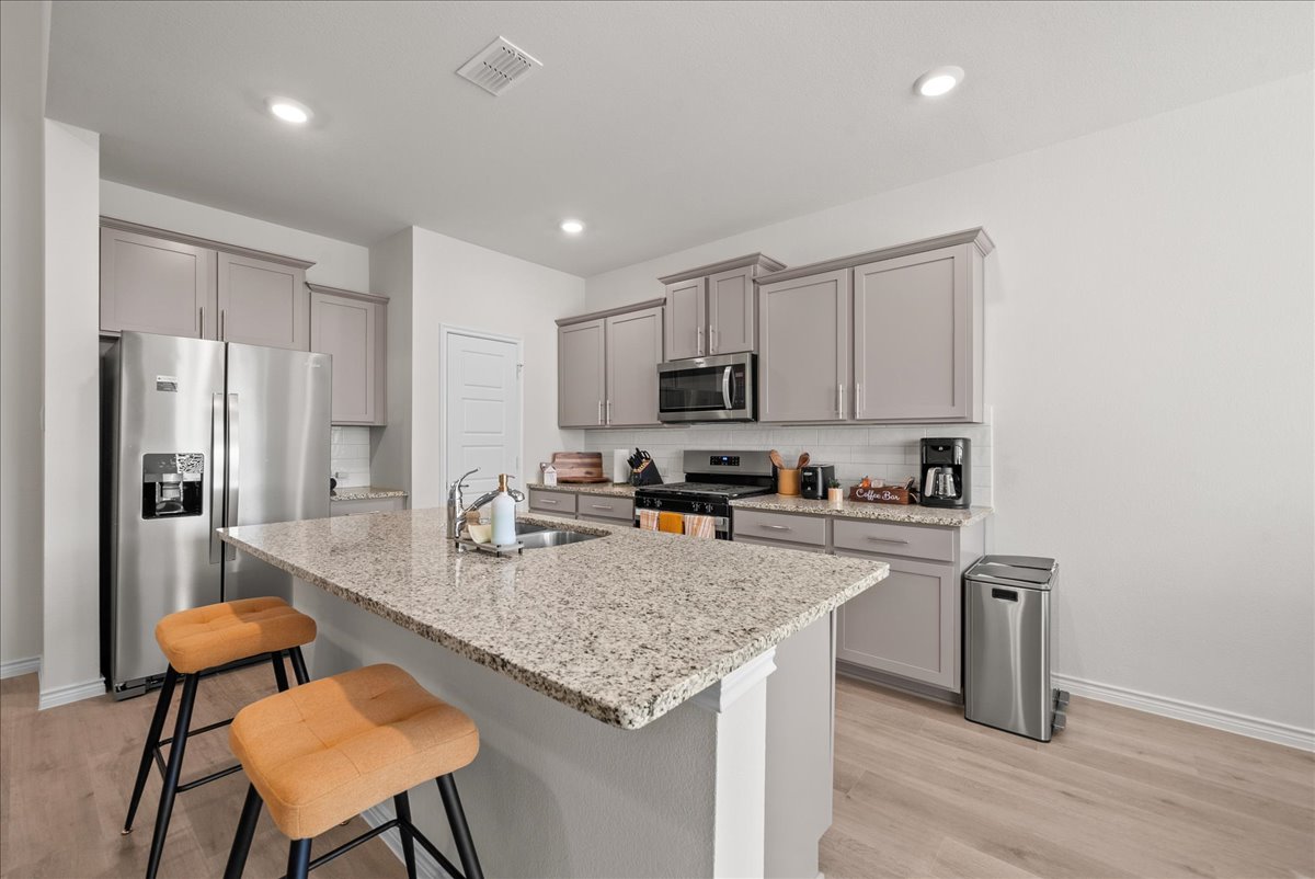 Luxurious 4-Bed Home with Pool Table & Nearby Pool photo 4