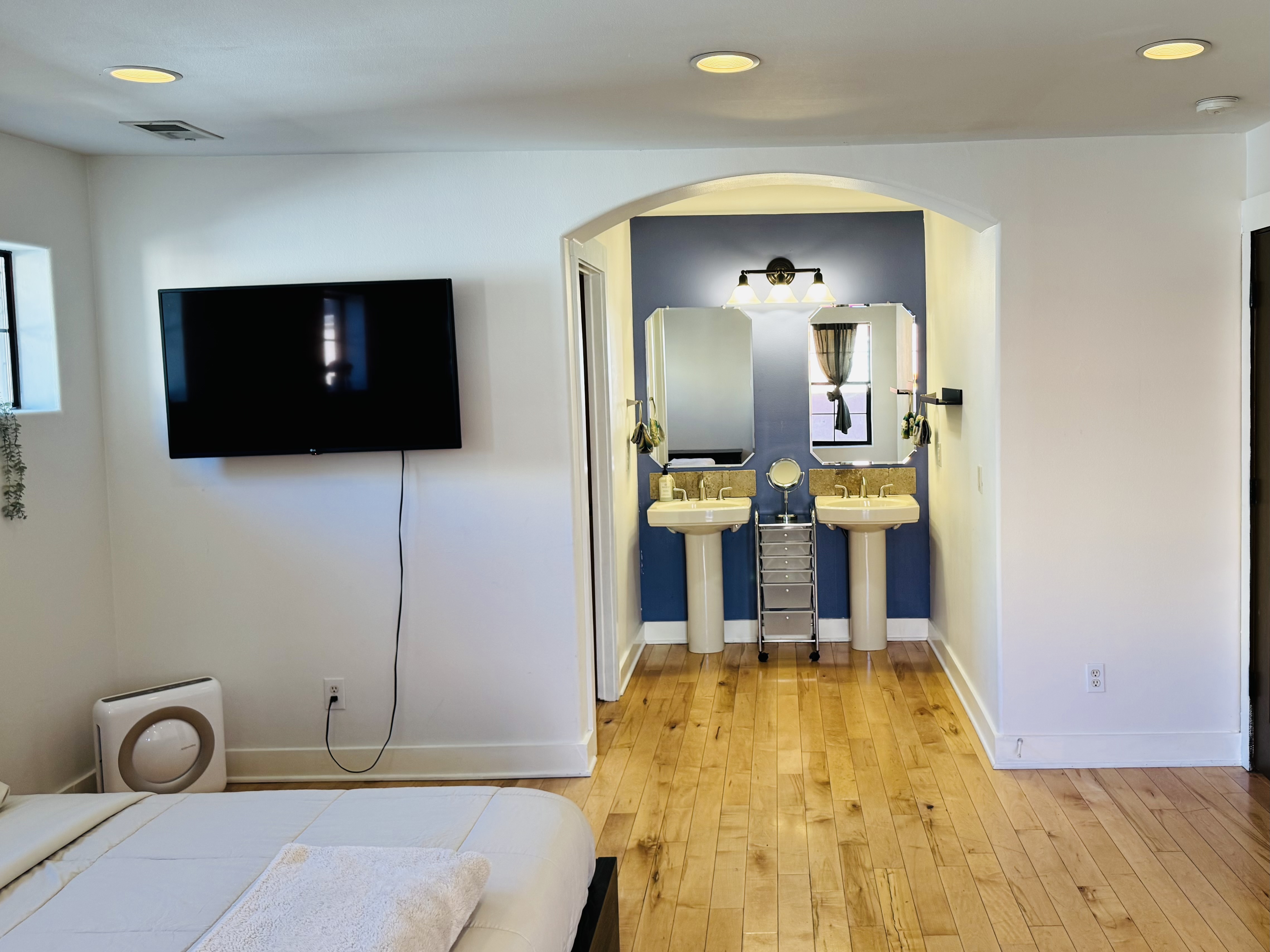 Convenient Antique + Mid-Century Stay photo 3