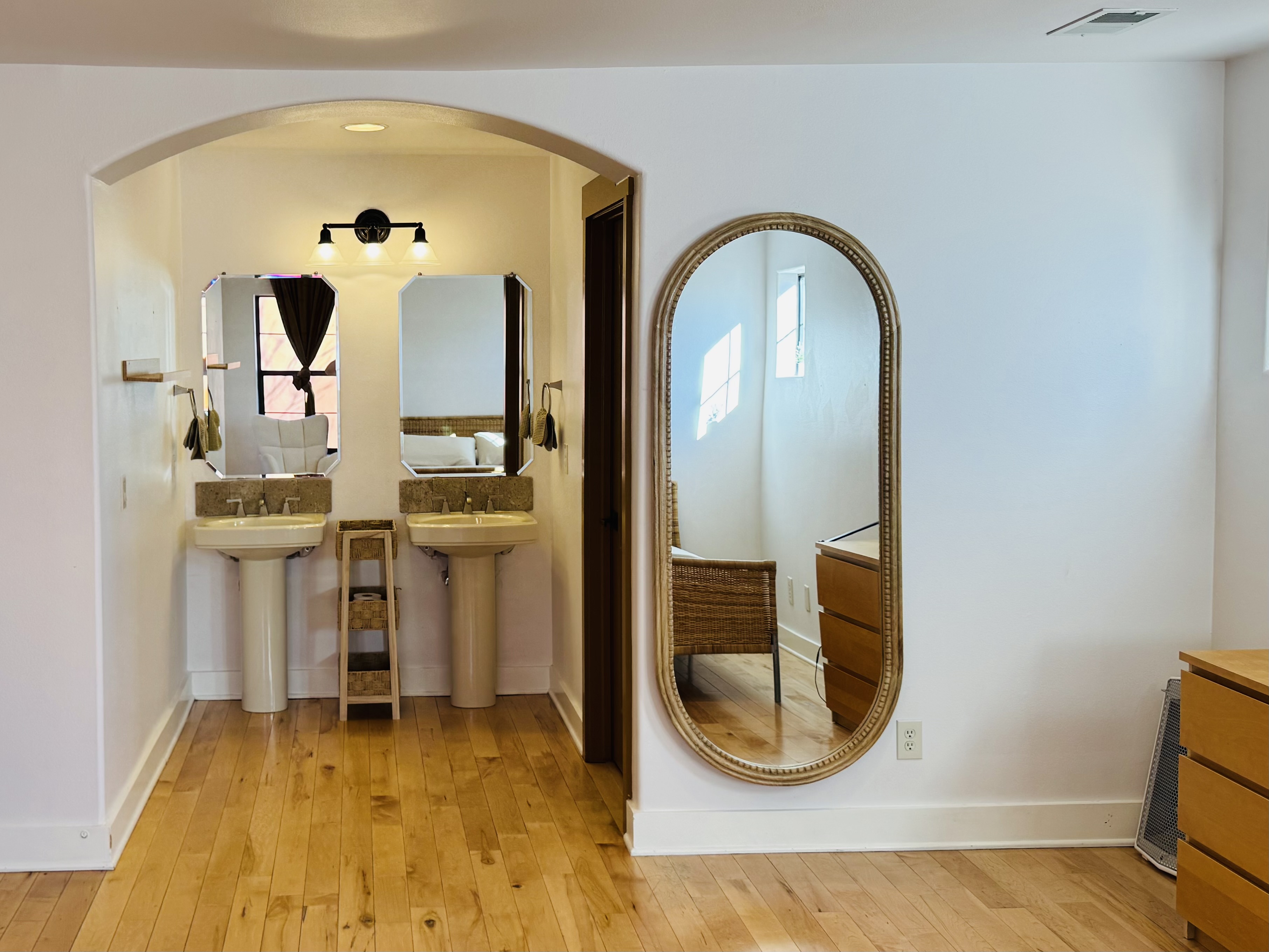 Convenient Antique + Mid-Century Stay photo 4
