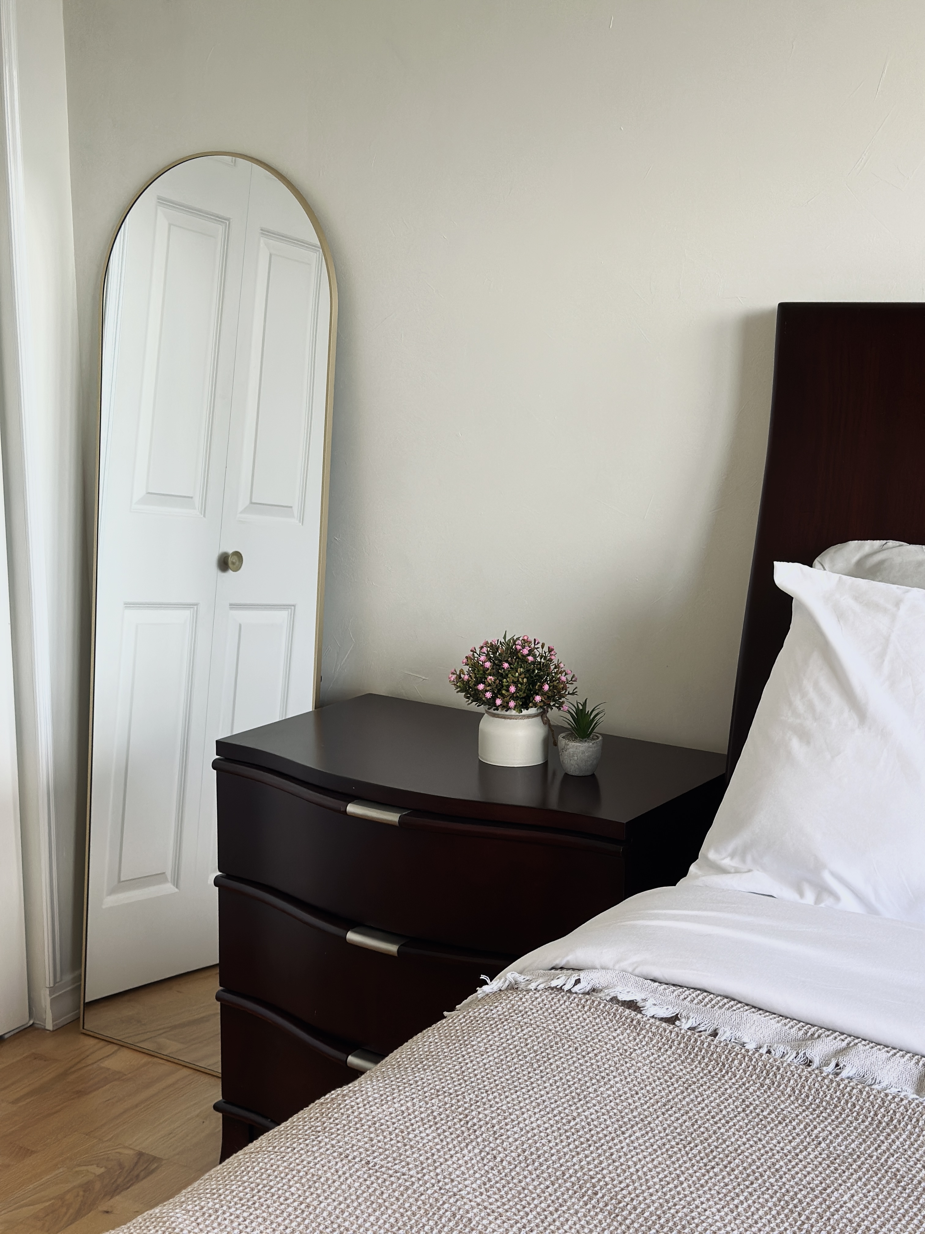 Modern 1BR Walk-Out Apt | Private Entrance | Full  photo 5