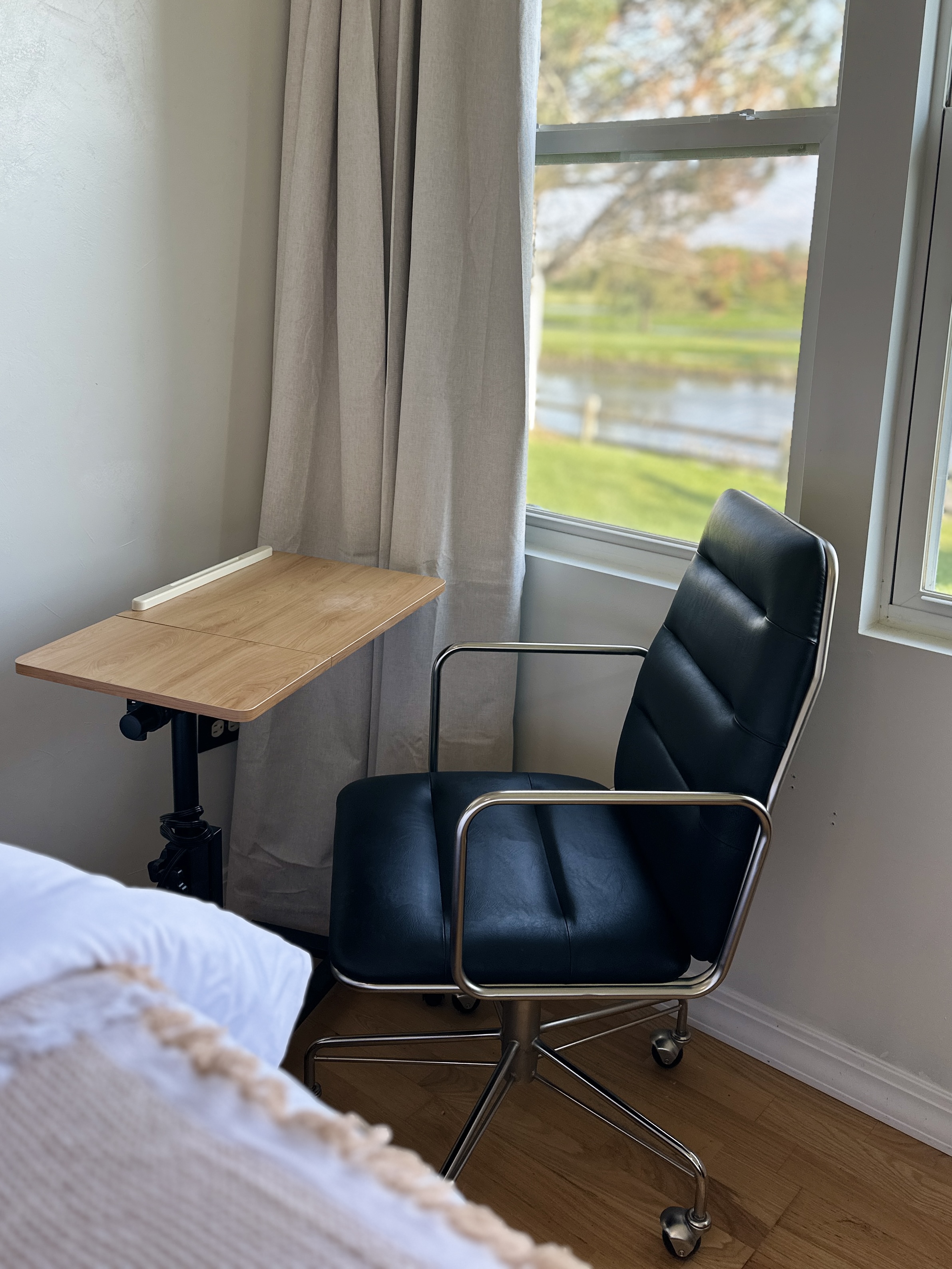 Modern 1BR Walk-Out Apt | Private Entrance | Full  photo 3